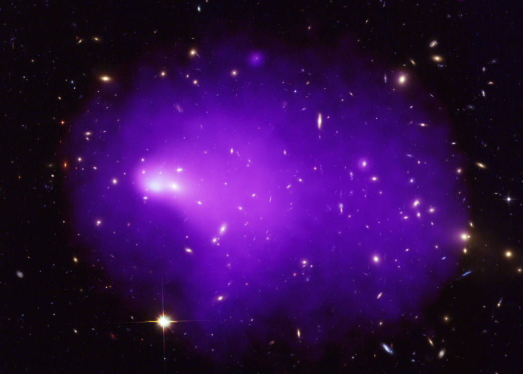 <p>Obrovský systém <strong>Abell 2146</strong> vznikl srážkou dvou kup galaxií. Modrofialově je znázorněno rentgenové záření horkého plynu.<em> (foto: NASA/CXC/University of Nottingham/H. Russell, CC BY 4.0)</em></p>