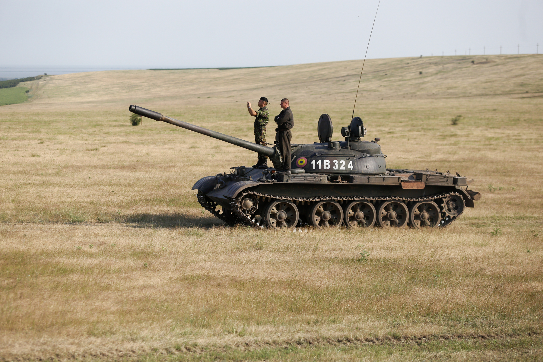 <p>Stroj T-55 sovětské výroby během cvičení v Rumunsku. <em>(foto: Shutterstock)</em></p>