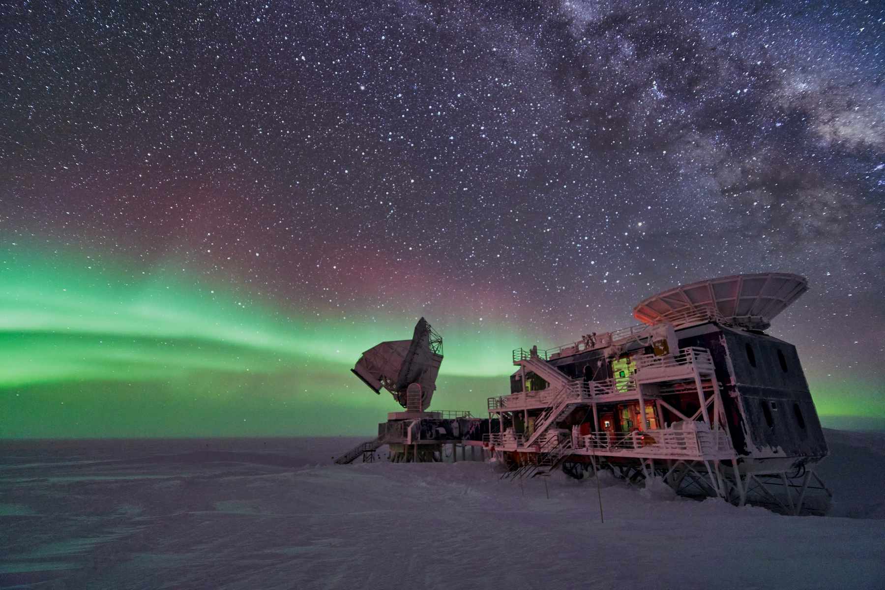 <p>Teleskop <strong>South Pole Telescope</strong>, s jehož pomocí vědci vzdálenou protokupu objevili, se nachází na polární stanici Amundsen–Scott v Antarktidě. Jde o třetí generaci teleskopu s vysokým rozlišením.</p>