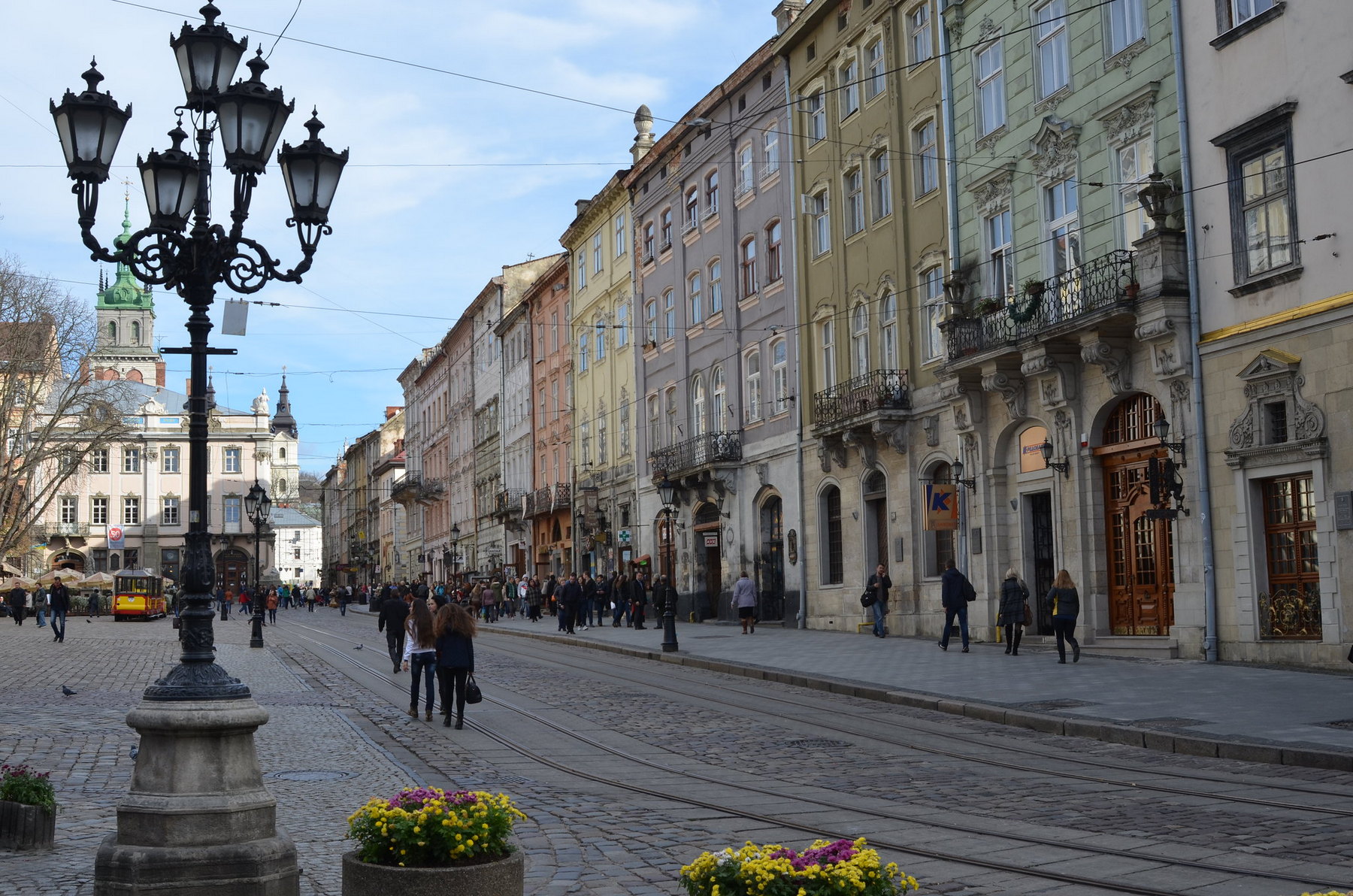 <h3>Východ potkává západ</h3><p><strong>Historické centrum Lvova</strong></p><p>Lvovské staré město se rozkládá asi na 120 hektarech a na seznam světového dědictví jej komisaři zapsali pro unikátní architekturu, v níž se východoevropské tradice mísí s italskými a německými vlivy. Významnou roli sehrál i fakt, že v centru našla domov řada etnik a jejich odkaz tam přetrvává dodnes. <em>(foto: Flickr, Ben Adlard, CC BY-NC-ND 2.0)</em></p>