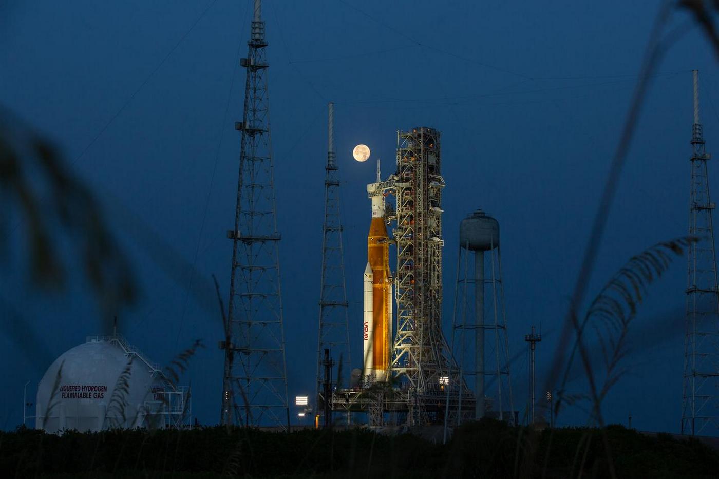 <p>Raketa SLS na odpalovacím komplexu 39B v Kennedyho vesmírném středisku NASA na Floridě. <em>(foto: NASA, CC0)</em></p>