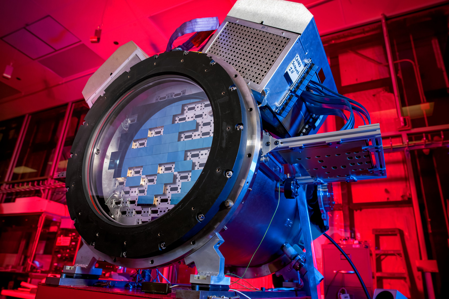 <p>Zařízení Dark Energy Survey camera (DECam) pracuje na teleskopu Víctor M. Blanco Telescope chilské observatoře Cerro Tololo Inter-American Observatory. <em>(foto: DOE/FNAL/DECam/R. Hahn/CTIO/NOIRLab/NSF/AURA, CC BY 4.0)</em></p>