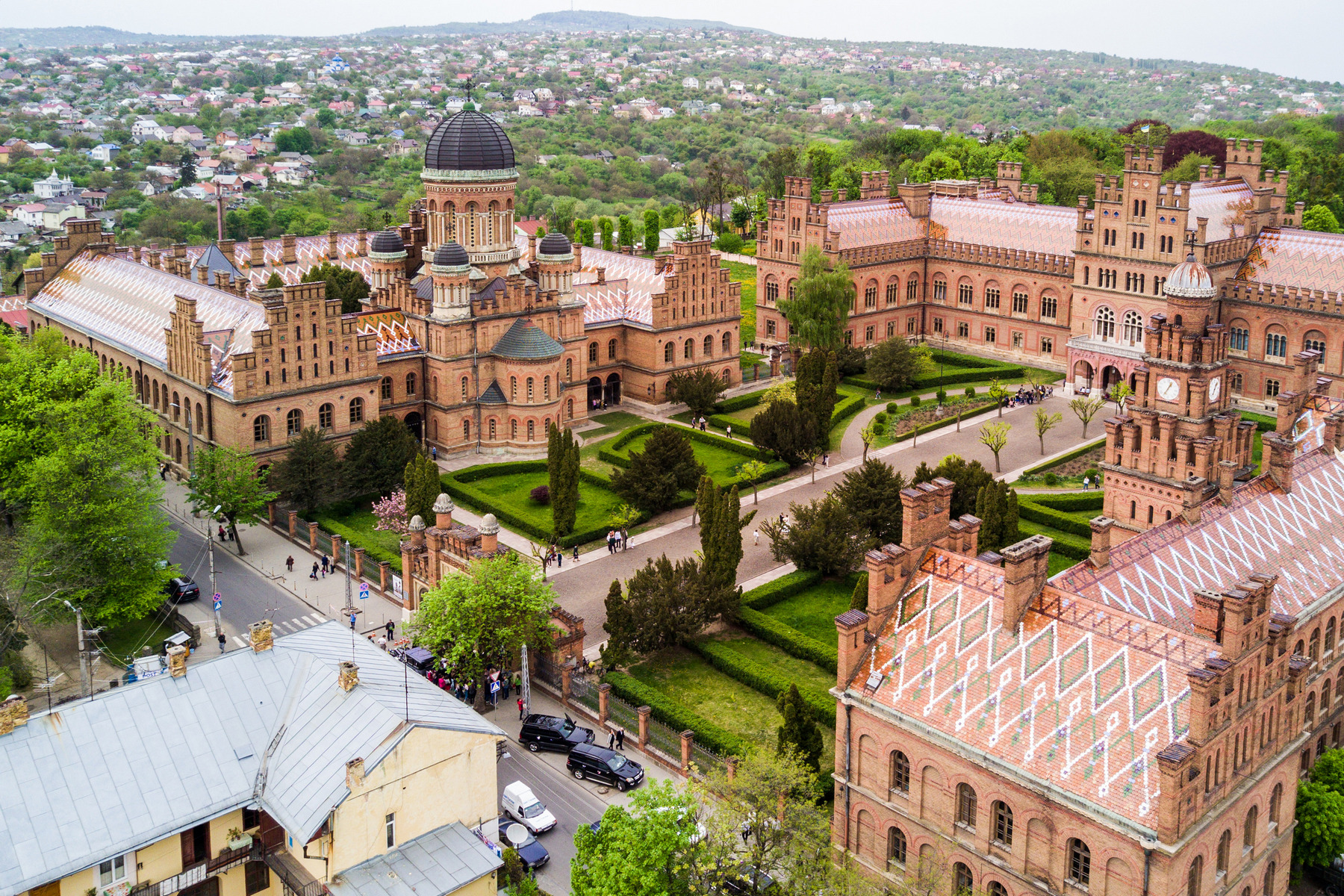 <h3>Pravoslavná tvář</h3><p><strong>Rezidence bukovinských metropolitů v Černovicích</strong></p><p>Klášterní komplex vznikal mezi roky 1864 a 1882 podle návrhu českého architekta Josefa Hlávky. Rodil se tedy v době, kdy Bukovina patřila k habsburské monarchii, a představuje unikátní spojení slohů, tvořící kulturní identitu pravoslavné církve. Dnes jde o sídlo Černovické univerzity. <em>(foto: Shutterstock)</em></p>