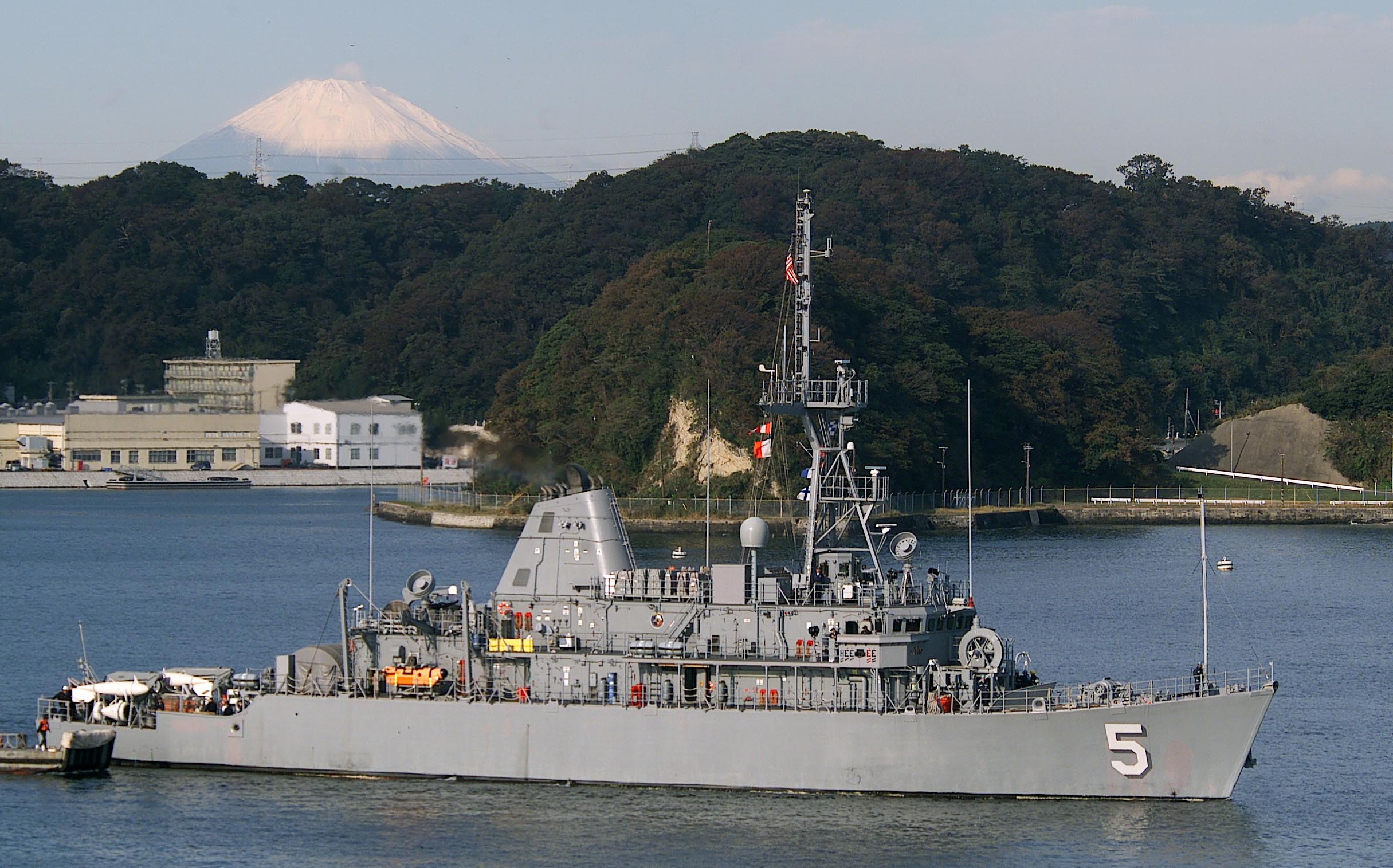 <p>Minolovka <strong><em>USS Guardian</em></strong> americké třídy Avenger. Všimněte si bílých plováků Oropesa na zádi. <em>(foto: Wikimedia Commons, U.S. Navy, CC0)</em></p>