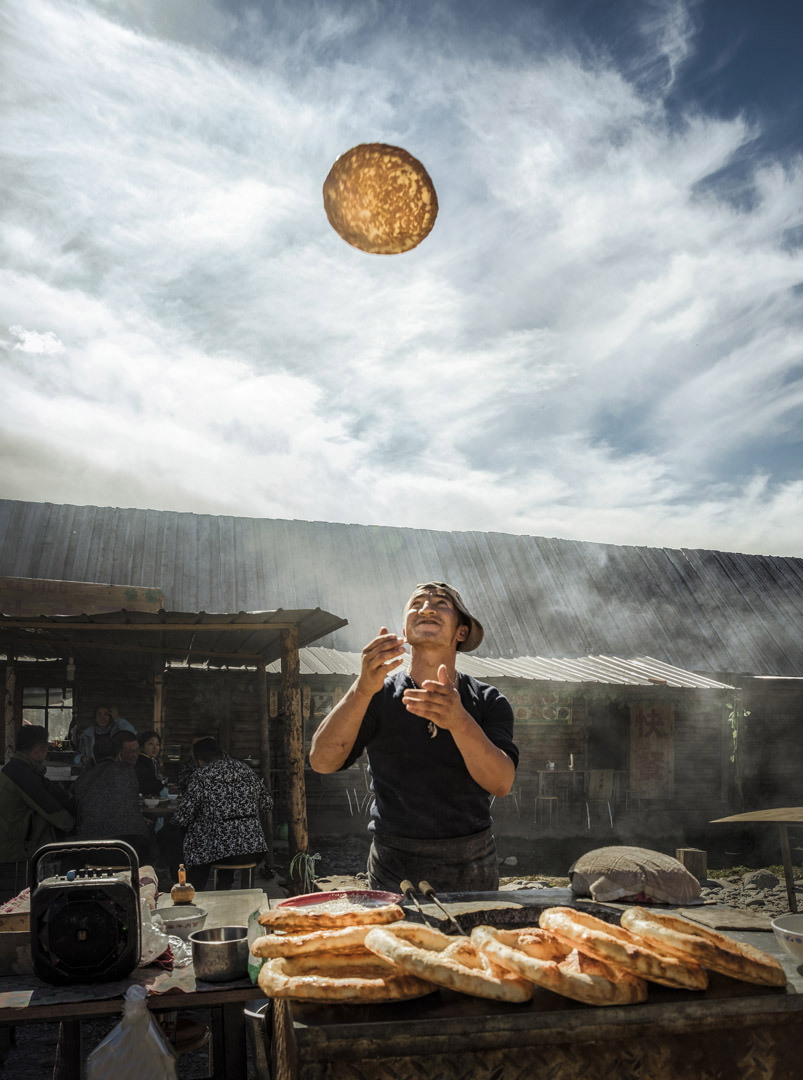 <h3>Hod naanem </h3><p><strong>Čchung-feng Wu | Vysoce ceněno v kategorii: Street food</strong></p><p>Snímek zachycuje mladíka připravujícího oblíbený asijský chléb naan: Jedná se o kvasnicové pečivo, které se liší v závislosti na zemi původu. Konkrétně čínská varianta se peče ve válcové peci na dřevěné uhlí a mimo jiné tvoří nedílnou součást ujgurské kuchyně.<em> (foto: FPotY) </em></p>