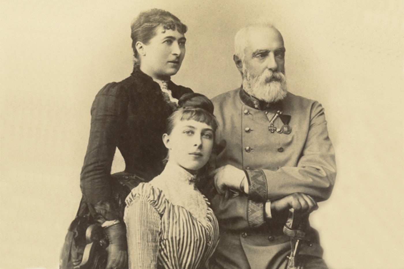 <p>Portrét rakouského arcivévody <strong>Jindřicha Habsbursko-Lotrinského</strong>, jeho manželky <strong>Leopoldiny Hofmannové</strong> a dcery <strong>Marie Rainiery</strong>. <em>(foto: Wikimedia Commons, CC0)</em></p>