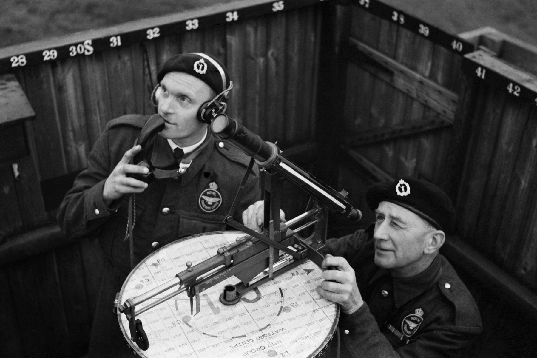 <p>Jednou z klíčových částí Dowdingova systému byla síť vzdušných pozorovatelů ROC. <em>(foto: Wikimedia Commons, Imperial War Museums, CC0)</em></p>