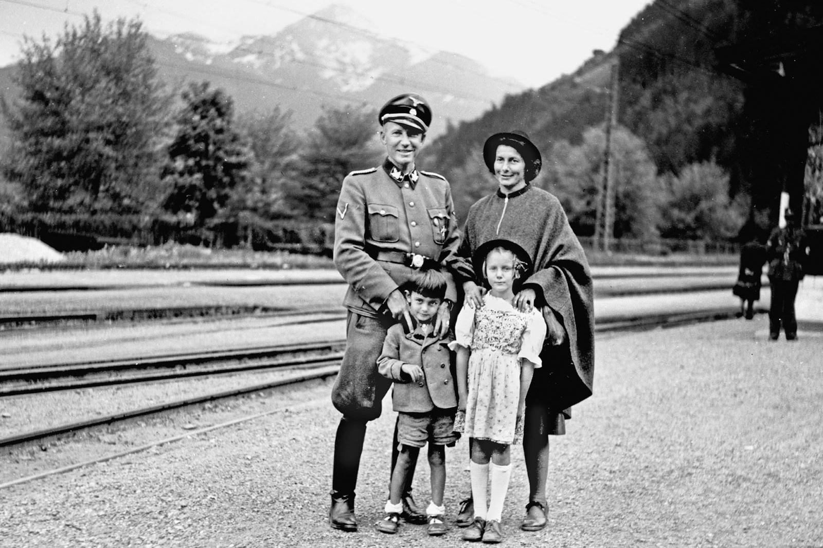 <p><strong>Otto Wächter</strong> s manželkou <strong>Charlotte</strong> a dětmi - <strong>Horstem</strong> a <strong>Traute</strong> v rakouském Zell am See. Vysoce postavený nacista Wächter, guvernér Krakova a později Lvova, zemřel v roce 1949 v Itálii. Syn Horst jej dodnes považuje za „slušného člověka“, přestože nechal zabít stovky tisíc lidí.<em> (foto: The Zekelman Holocaust Center, CC0)</em></p>