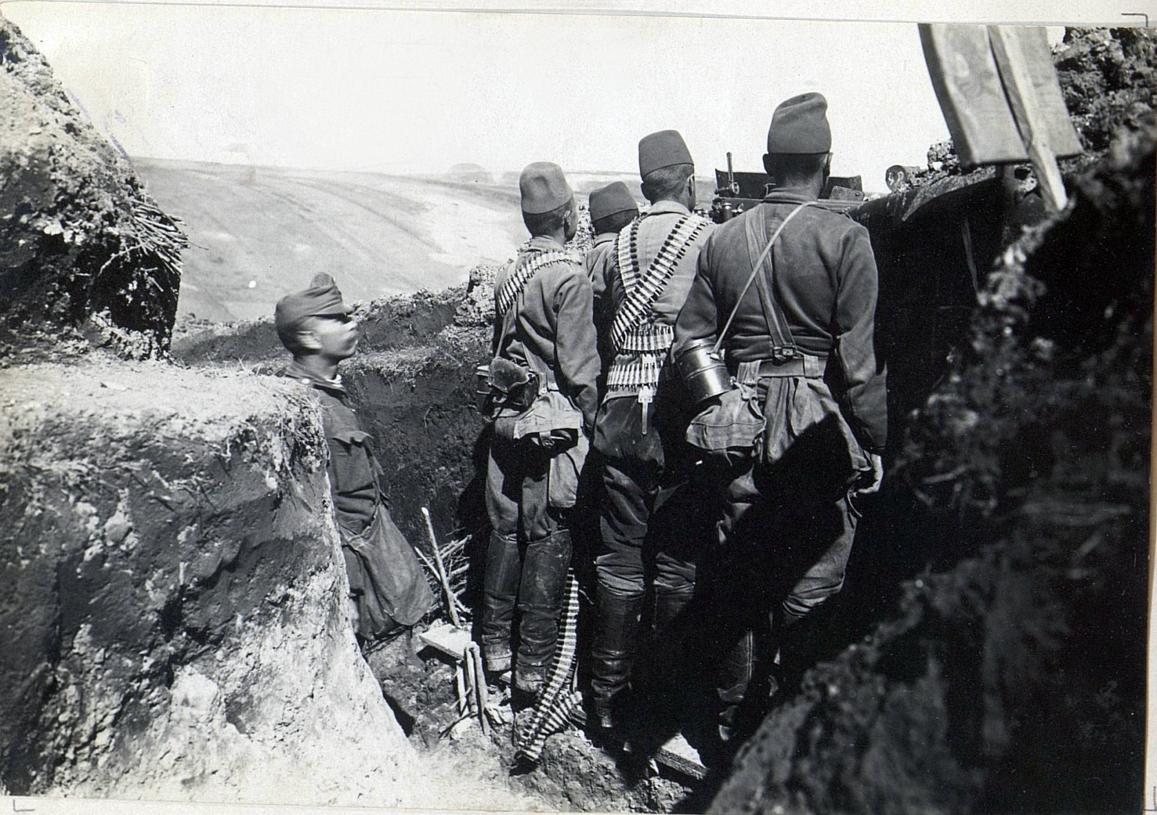 <p>Turecká obsluha kulometu s rakousko-uherským instruktorem. (foto: Jiří Ráčil, oldphoto.info -<em>se souhlasem k publikování)</em></p>