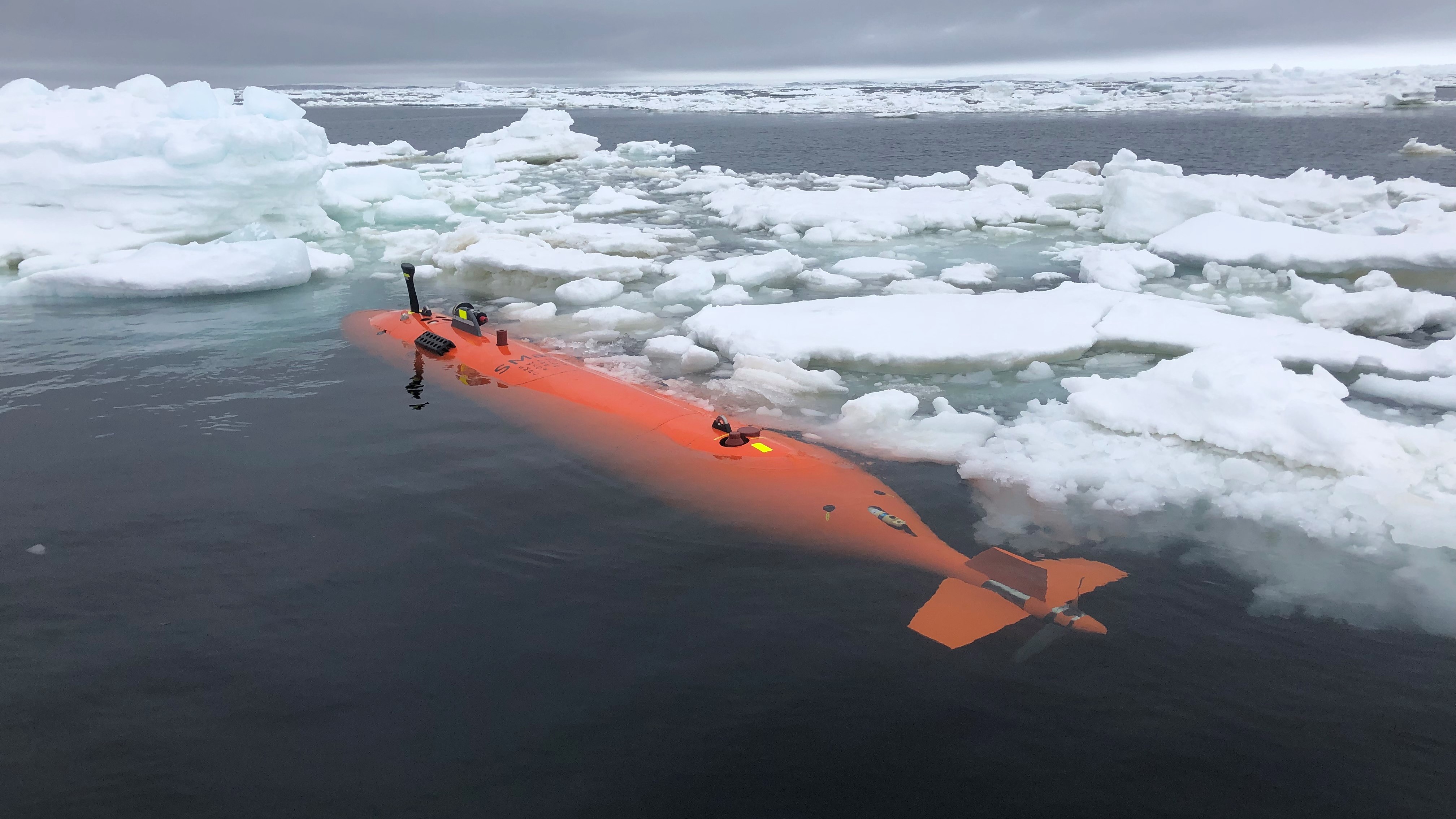 <p>Podvodní robot Rán při mapování spodní části ledovce Thwaites.<em> (foto: University of Gothenburg, Anna Wåhlin, CC0)</em></p>