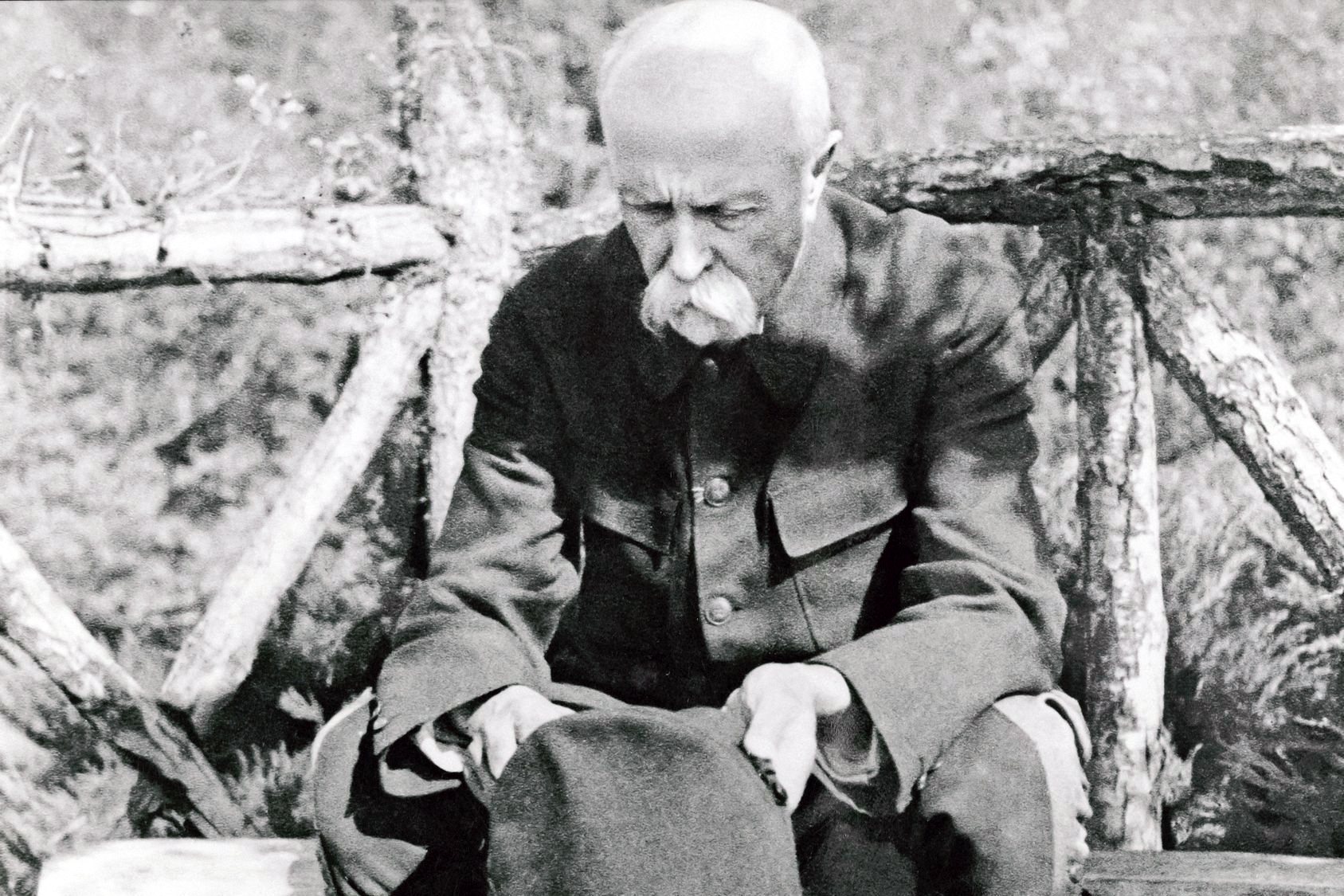 <p>Během čtvrté kandidatury již Masaryk ztrácel orientaci, neměl cit v jedné noze a ruce, byl roztržitý. Kvůli podlomenému zdraví nakonec abdikoval. <em>(foto: Wikimedia Commons, Karel Čapek, CC0)</em></p>