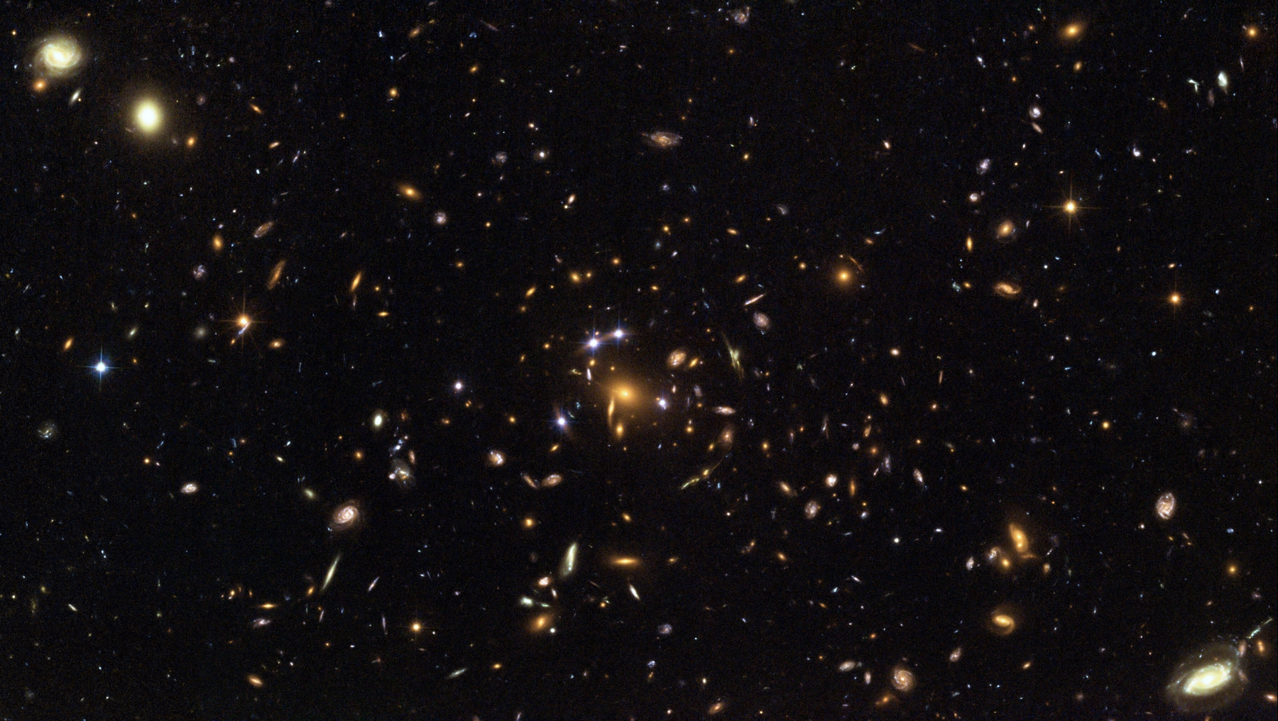 <p>Kupa galaxií SDSS J1004+4112, jak ji zachytil Hubbleův teleskop.</p>