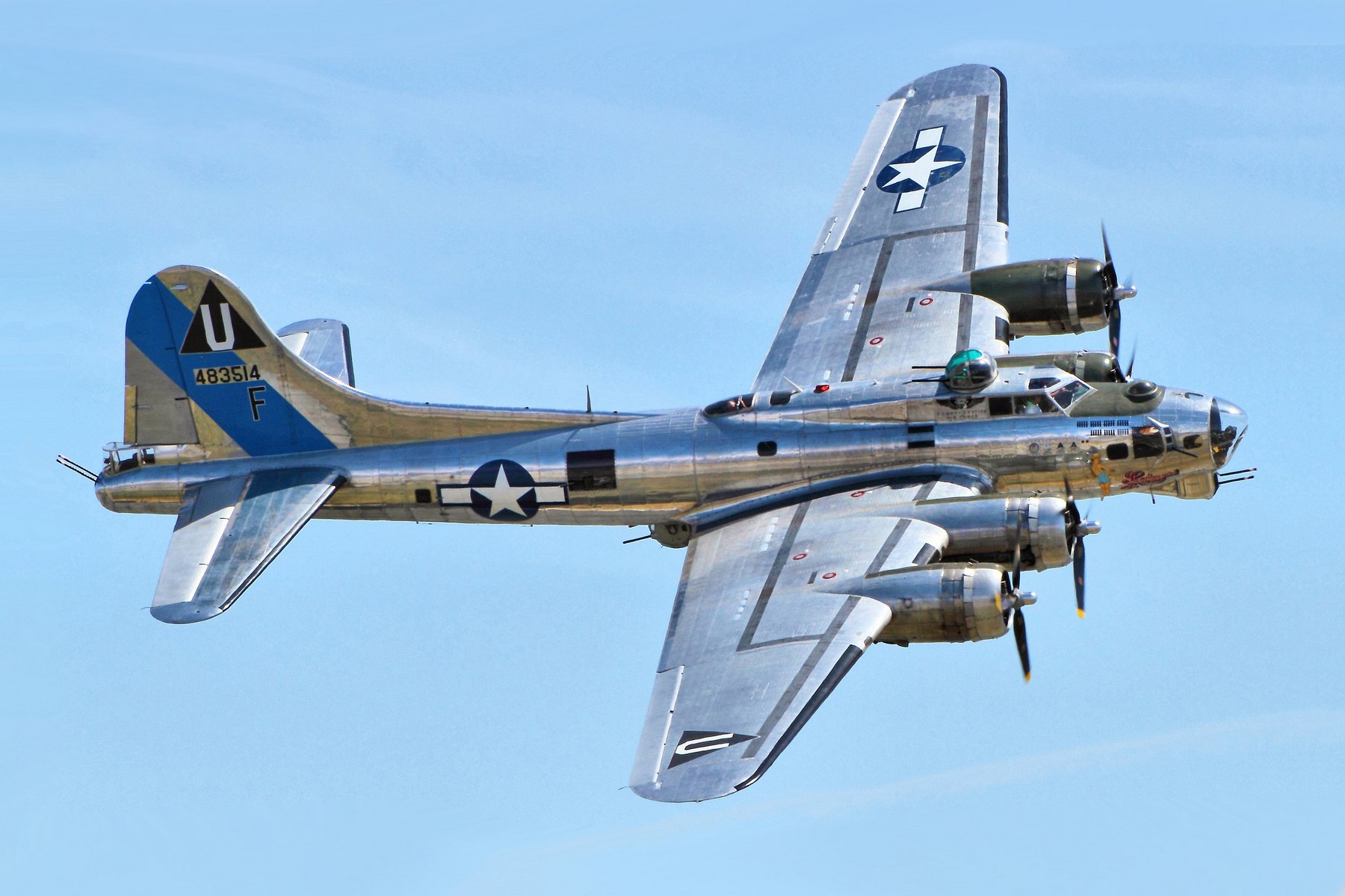 <p>Boeing B-17G Flying Fortress při letecké přehlídce. <em>(foto: Wikimedia Commons, Airwolfhound, CC BY-SA 2.0)</em></p>