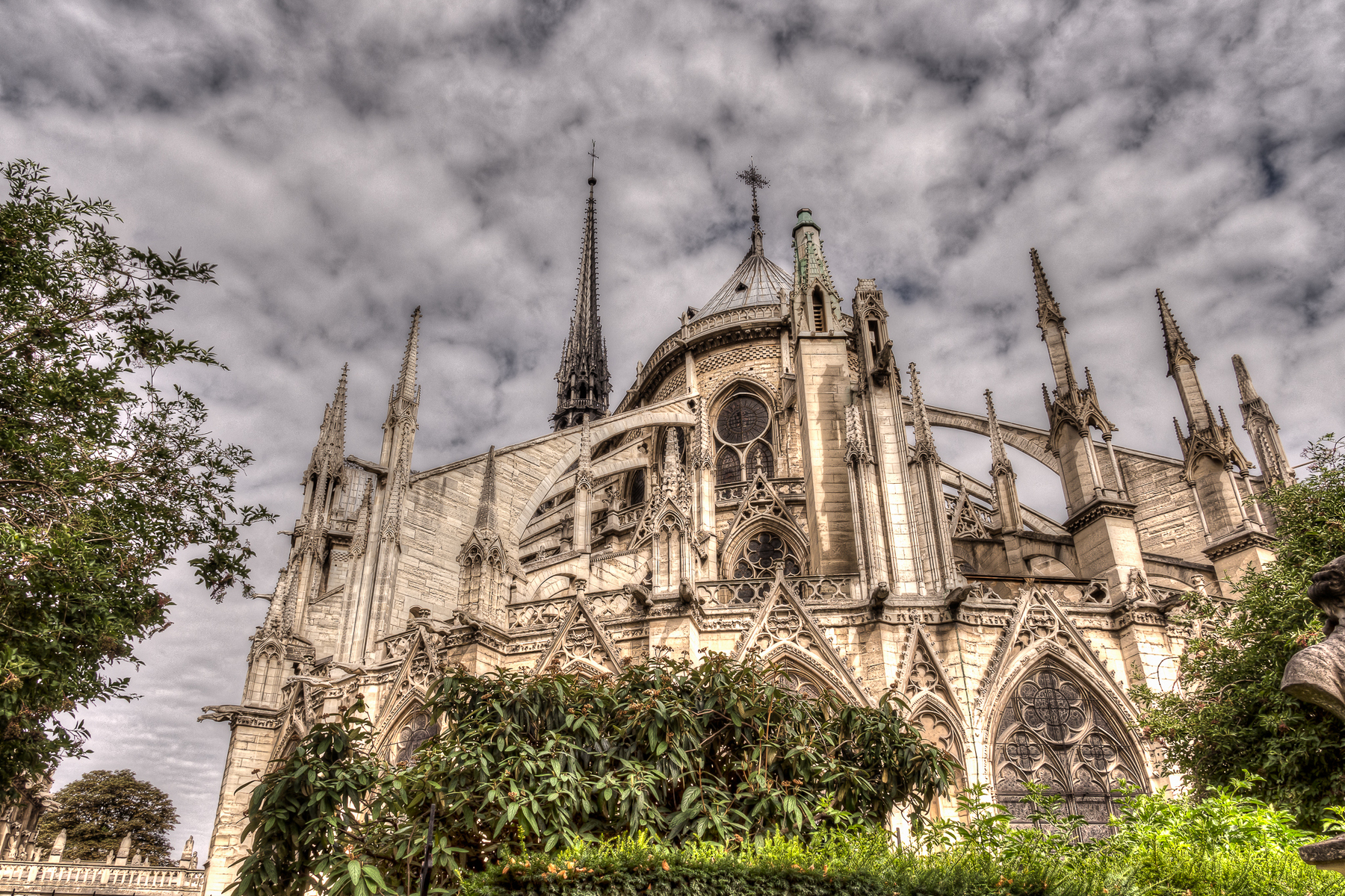 <p>S nástupem jakobínského teroru a vlády pařížské Komuny přišel v srpnu 1793 dekret nařizující katedrálu Notre-Dame zbourat. <em>(foto: Wikimedia Commons, Edgardo W. Olivera, CC BY 2.0)</em></p>