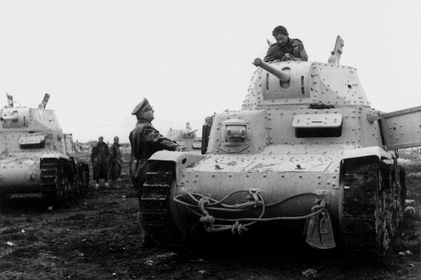 <p>Německý důstojník v rozhovoru s tankistou z italské divize Ariete.<em> (foto: Wikimedia Commons, CC0)</em></p>