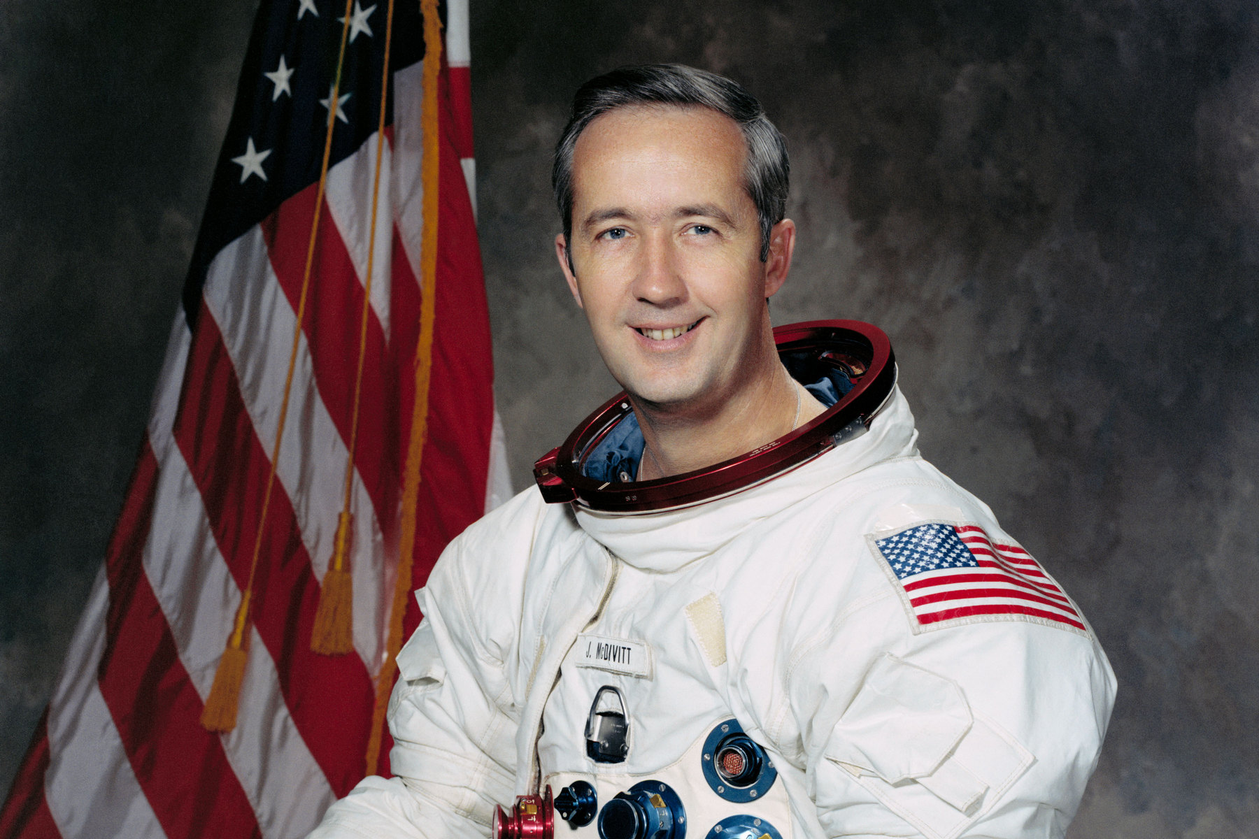 <p>Astronaut <strong>James A. McDivitt</strong> na oficiálním portrétu NASA z roku 1971. <em>(foto: NASA, CC0)</em></p>