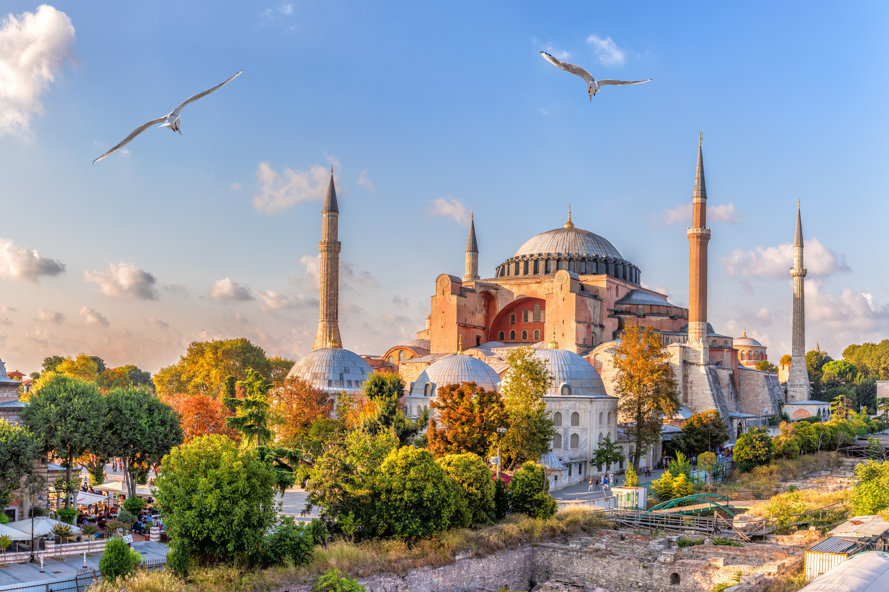 <p>Hagia Sofia neboli chrám Svaté moudrosti se řadí mezi nejznámější a nejnavštěvovanější sakrální stavby světa.<em> (foto: Shutterstock)</em></p>