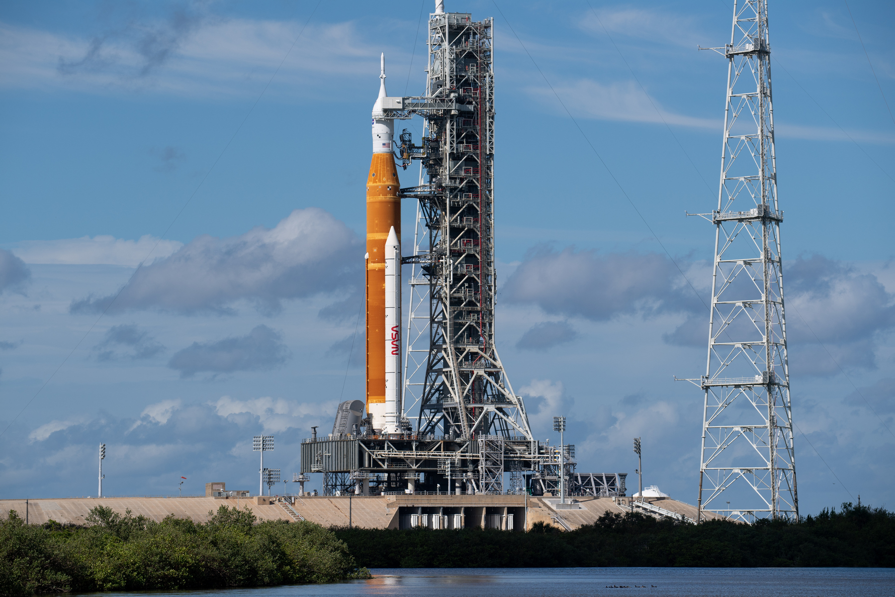 <p>Start kosmické mise Artemis I k Měsíci byl odložen z pondělí na středu 16. listopadu.<em> (foto: NASA, Joel Kowsky, CC BY-SA 4.0)</em></p>