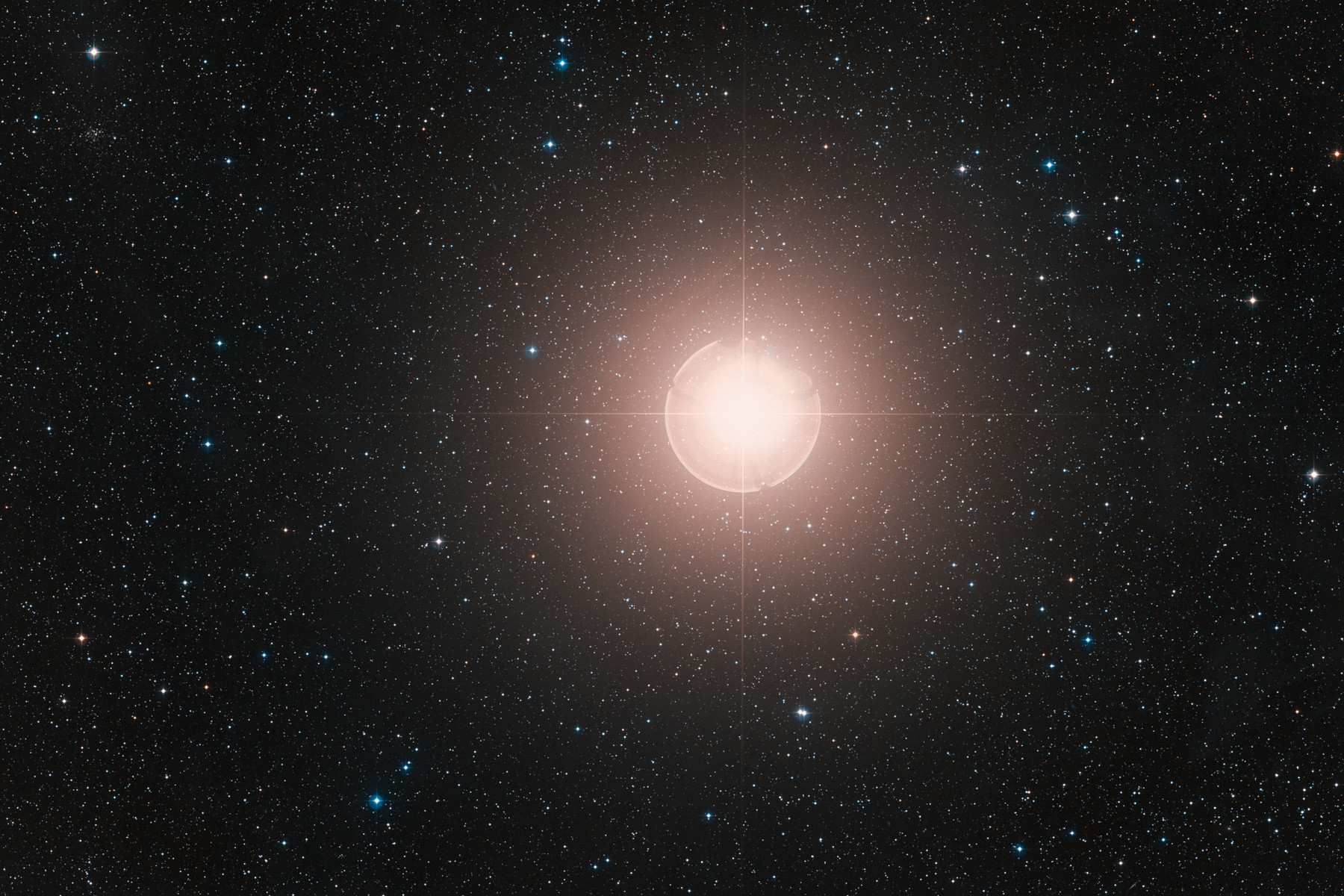 <p>Kompozitní snímek Betelgeuze z expozic Digitized Sky Survey 2. Zorné pole je přibližně 2,0 × 1,5 stupně.<em> (foto: ESO, Digitized Sky Survey 2, CC BY-SA 4.0)</em></p>