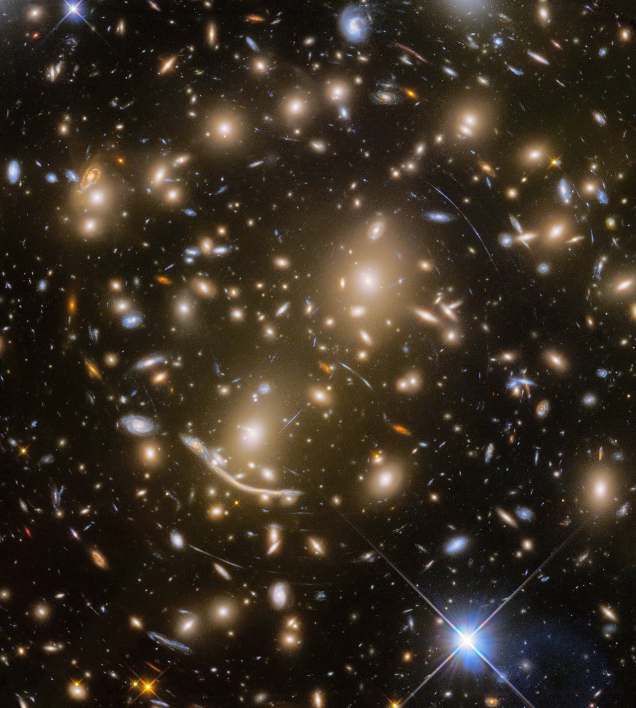 <p>Exploze supernovy a čočkující kupa galaxií Abell 370. <em>(foto: NASA, ESA/Hubble, HST Frontier Fields, CC BY-SA 4.0)</em></p>