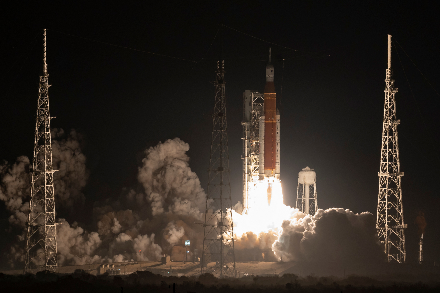 <p>Raketa Space Launch System nesoucí kosmickou loď Orion startuje při letovém testu Artemis I ve středu 16. listopadu 2022 z floridského startovacího komplexu 39B v Kennedyho vesmírném středisku NASA. <em>(foto: NASA, Bill Ingalls, CC BY-SA 4.0)</em></p>