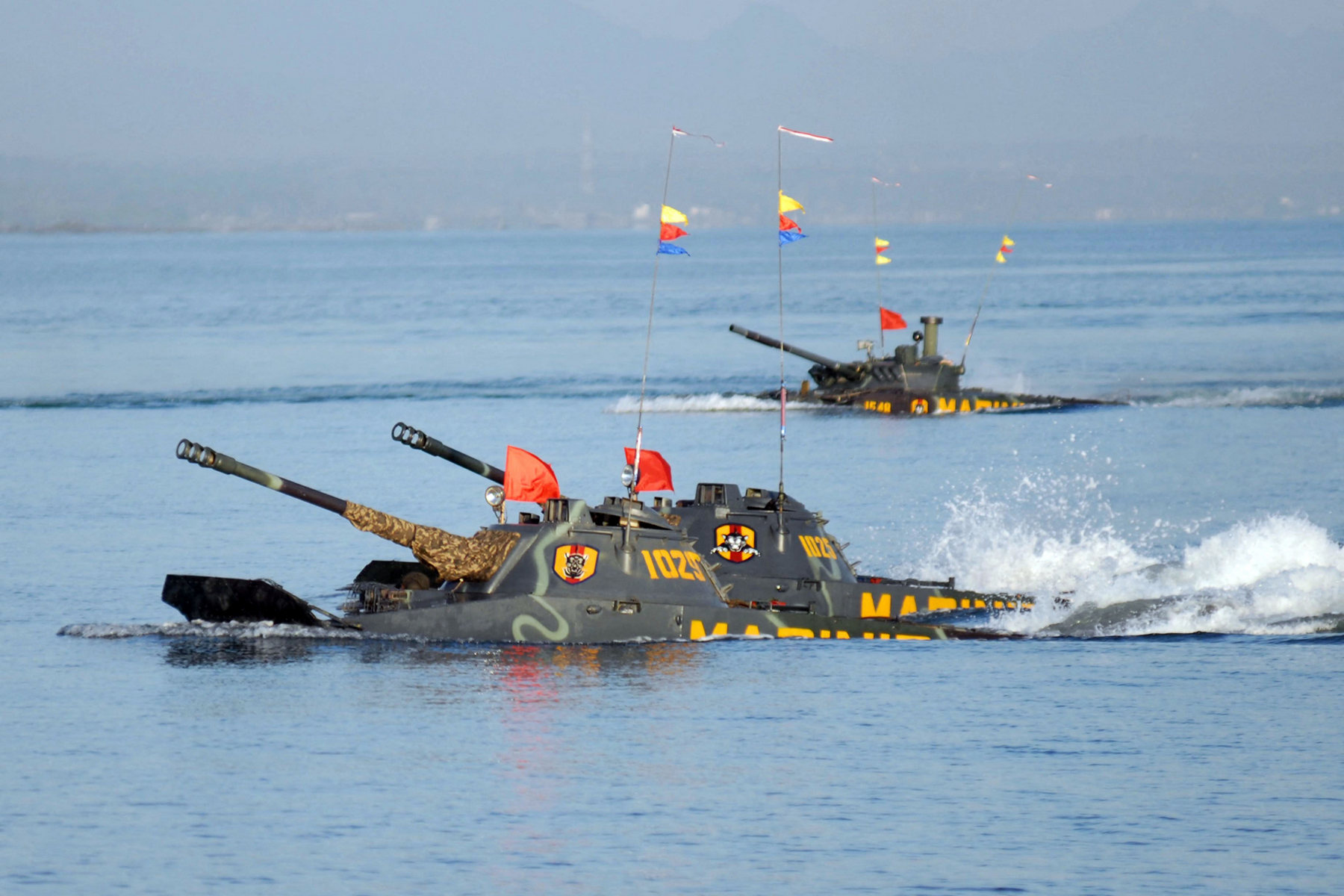 <p>Snímek z 13. května 2014 zachytil dva tanky <strong>PT-76(M)</strong> při nácviku vylodění na pláži Banongan na východě Jávy. Za nimi pluje bojové vozidlo pěchoty <strong>BMP-3F</strong>. <em>(foto: Profimedia)</em></p>