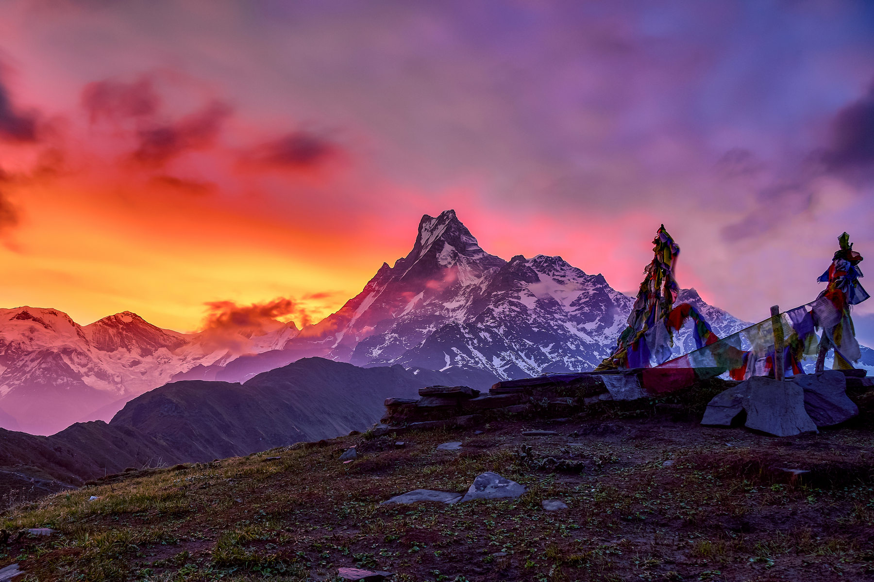 <p>Pro své příkré stěny si Mačapučare vysloužila přezdívku nepálský Matterhorn. Její rozdvojený vrchol je pro místní obyvatele posvátný.<em> (foto: Shutterstock)</em></p>