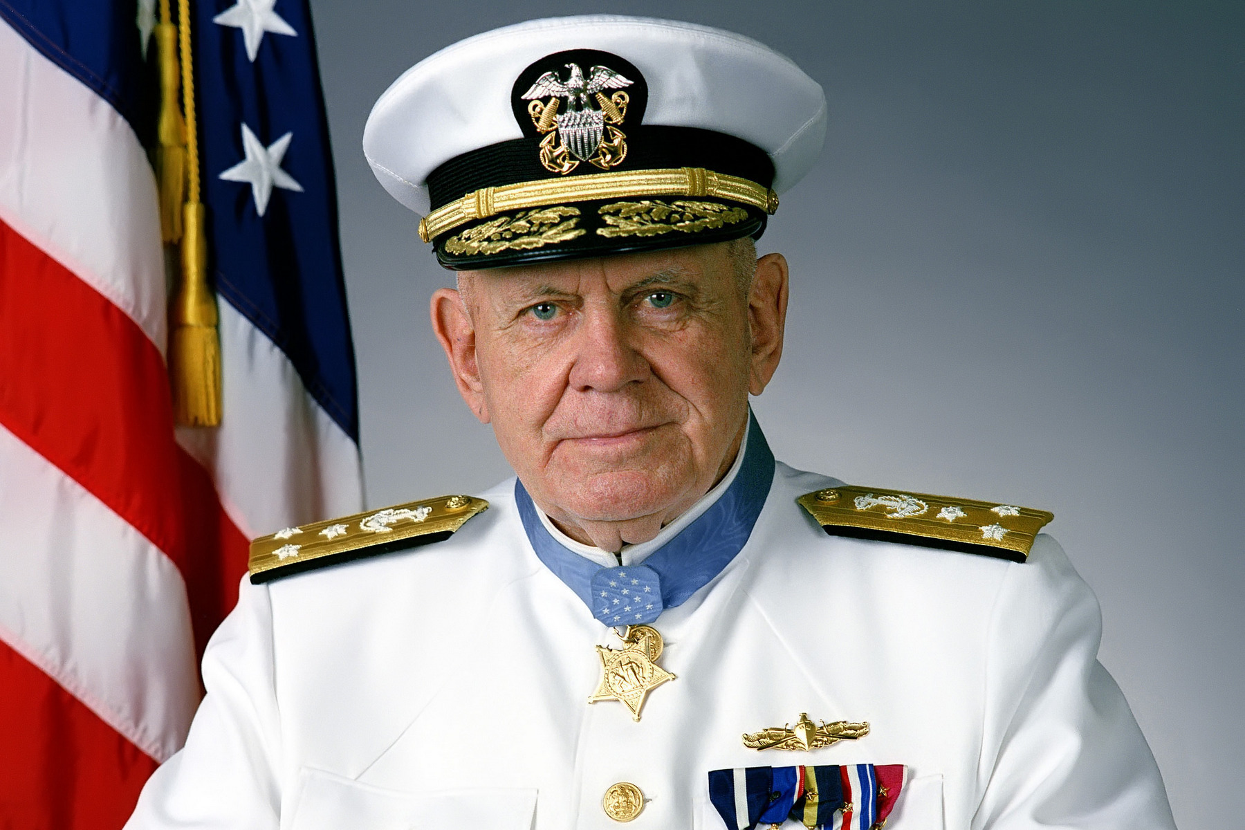 <p>Oficiální Bulkeleyho portrét z roku 1988, kdy po 55 letech u US Navy odešel do výslužby. <em>(foto: Wikimedia Commons, Robert Lucier, CC0)</em></p>