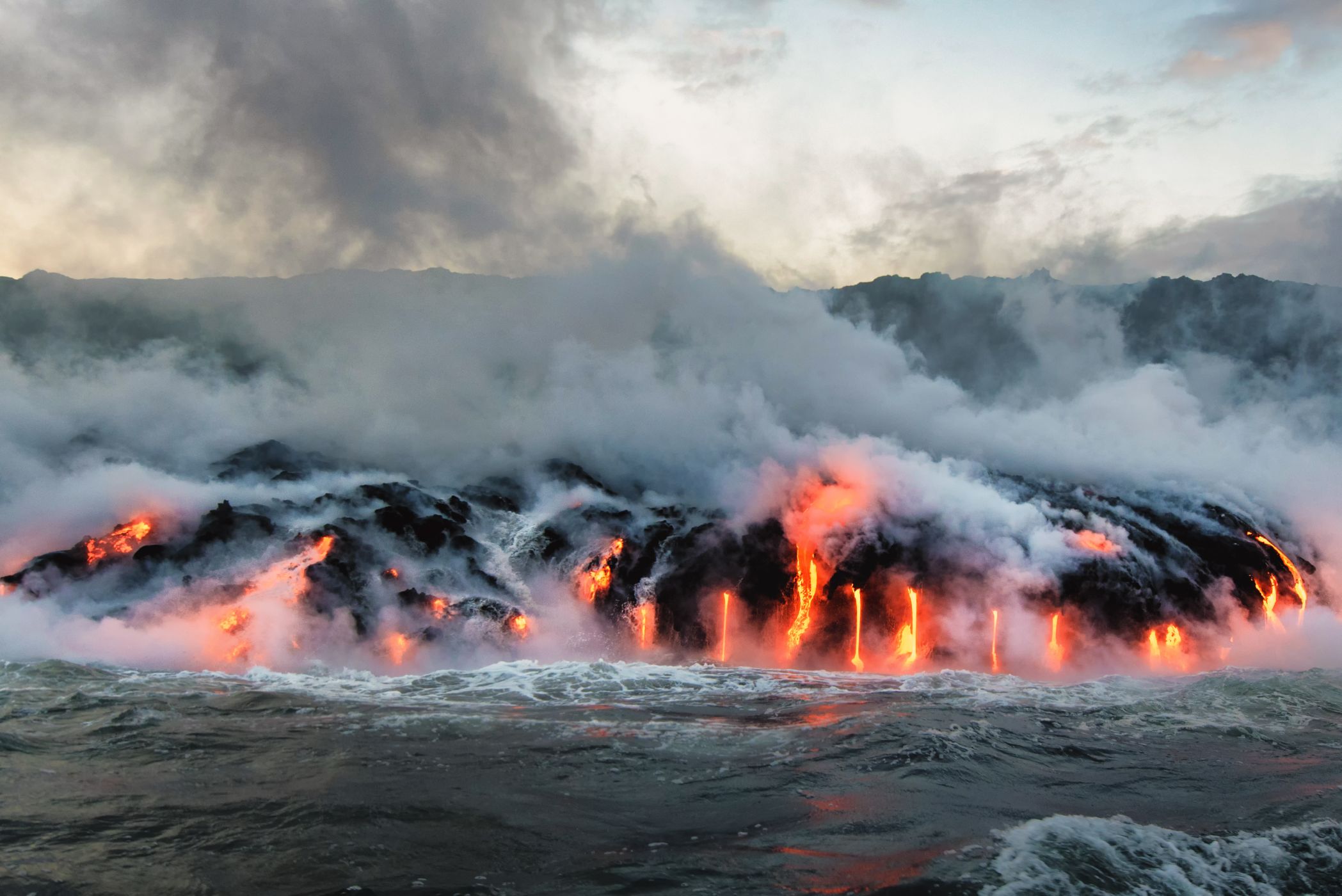 <p>Roztavená láva stéká z ostrova Havaj do Tichého oceánu.<em> (foto: Shutterstock)</em></p>