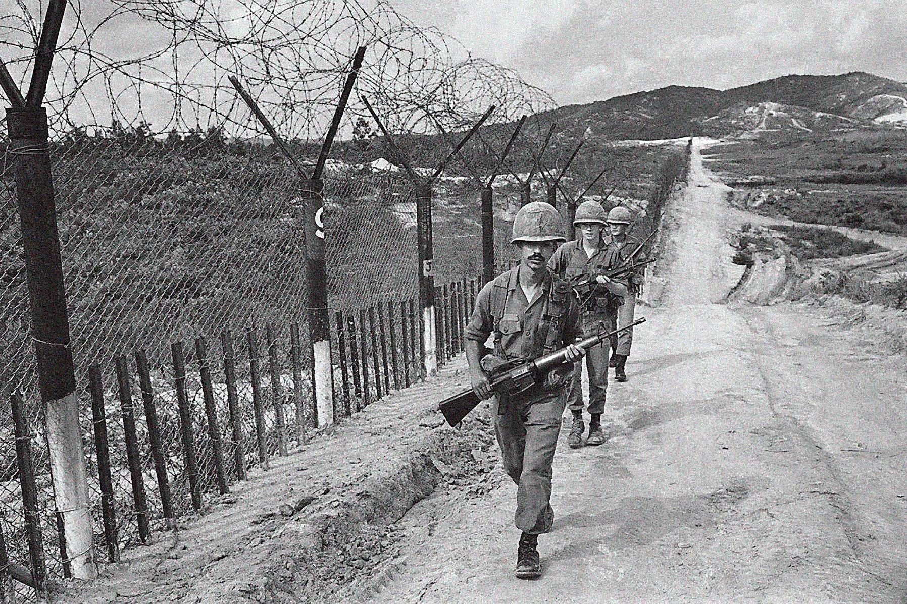 <p>Američtí vojáci hlídkují podél jižního okraje demilitarizované zóny, listopad 1969.<em> (foto: AP)</em></p>
