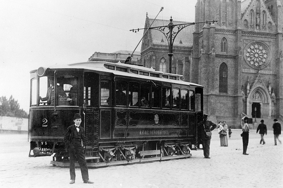 <p>Město Královské Vinohrady zahájilo provoz na vlastní elektrické dráze 25. června 1897.<em> (foto: Dopravní podnik hl. m. Prahy</em>)</p>