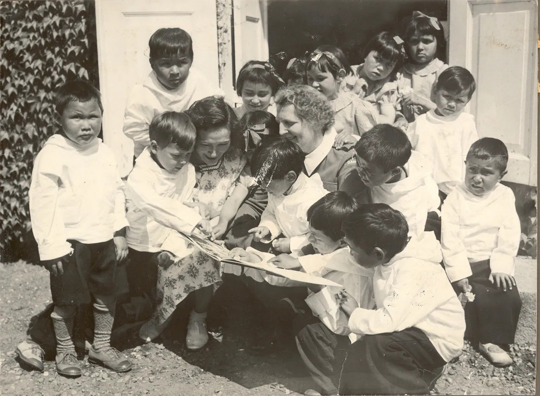 <p>Inuitské děti z dánského sociálního experimentu při setkání s dánskou královnou Ingrid v roce 1951. <em>(foto: Save the Children Denmark, CC BY 4.0)</em></p>
