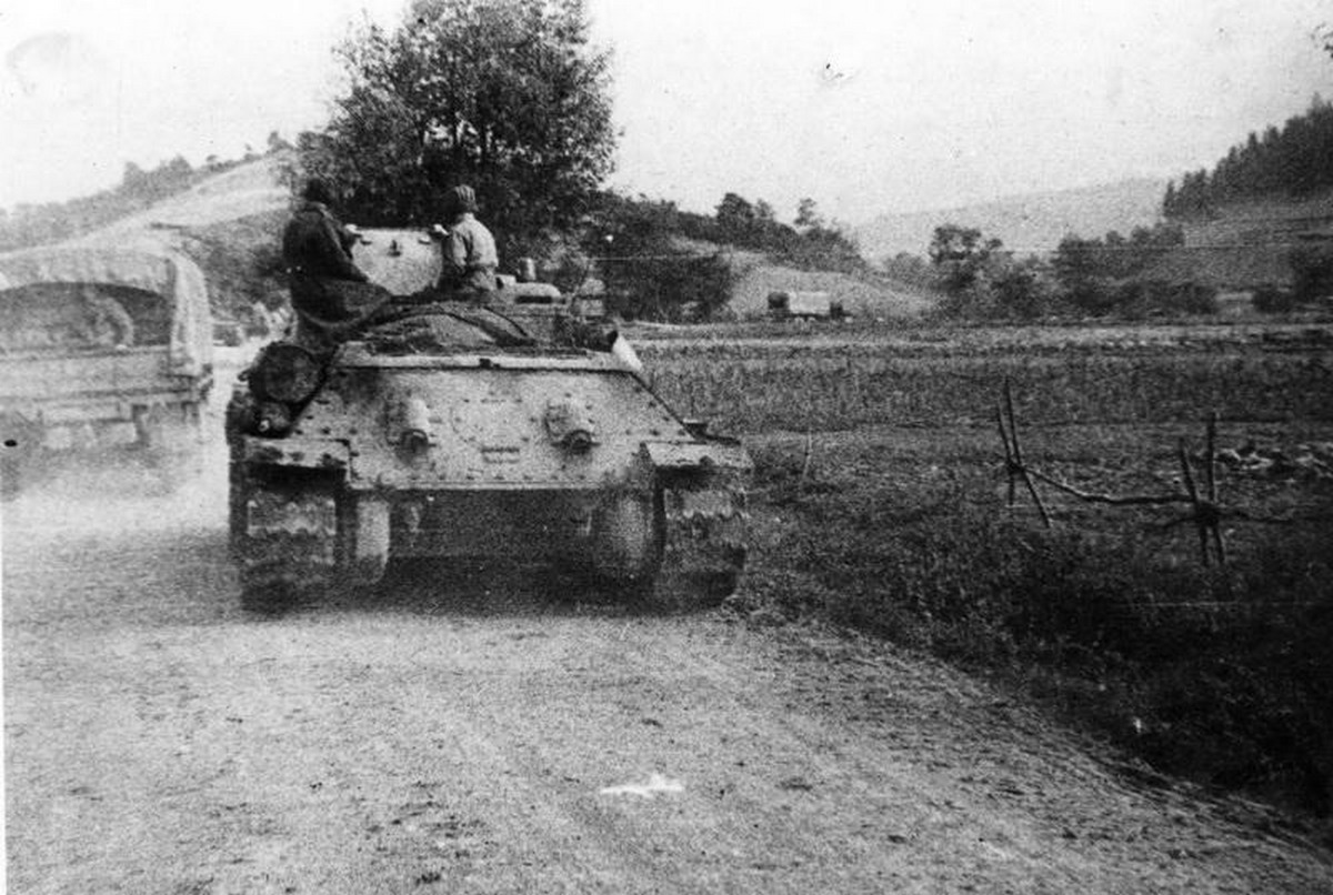 <p>Československé tanky během přesunu k prvním karpatským hřebenům.<em> (foto: VHÚ, CC0)</em></p>