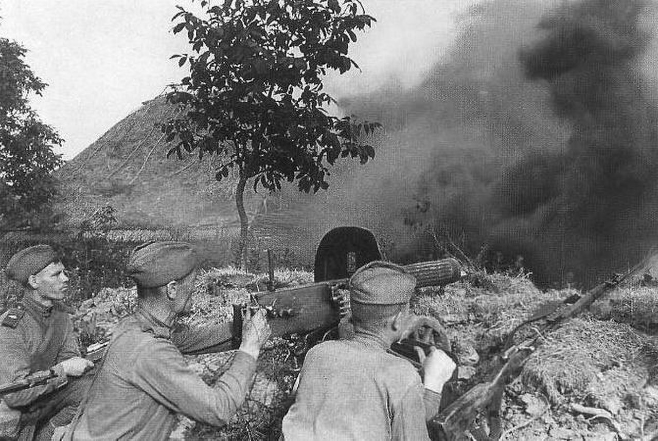 <p>Sovětská obrana byla velmi propracovaná a zahrnovala i mnoho linií zákopů a protitankové opěrné punkty. Zde vidíme sovětské vojáky s kulometem Maxim. <em>(foto: Wikimedia Commons, CC0)</em></p>