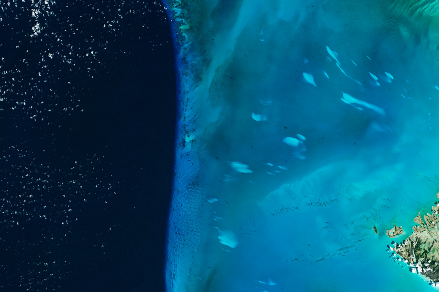 <p>Světlé šmouhy (v pravé části) jsou dobře patrné na snímku pořízeném satelitem Landsat 8 ze 4. dubna 2015. <em>(foto: NASA Earth Observatory, CC0)</em></p>