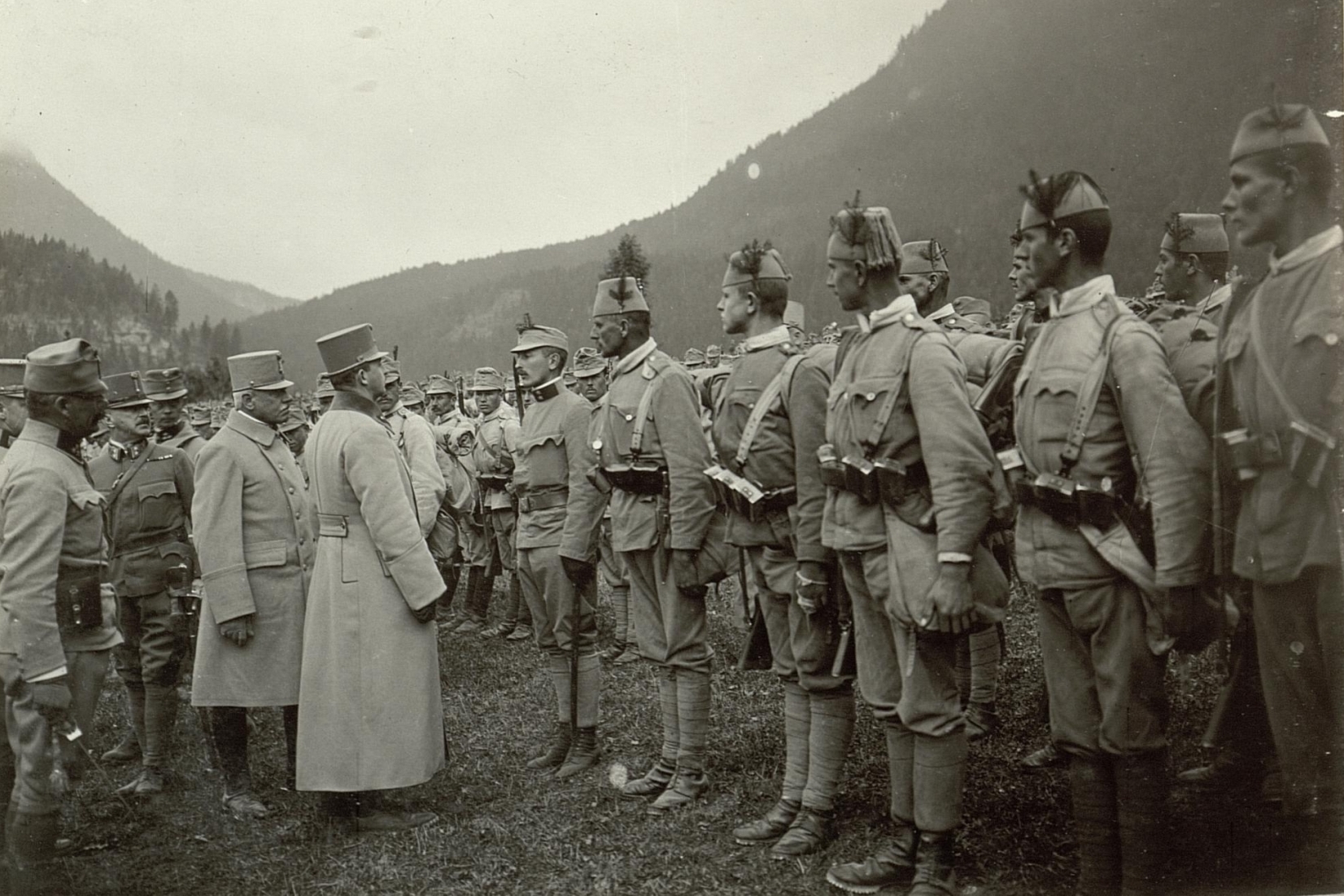 <p>Císař Karel I. provádí inspekci bosenského pluku na italské frontě.<em> (foto: Wikimedia Commons, CC0)</em></p>