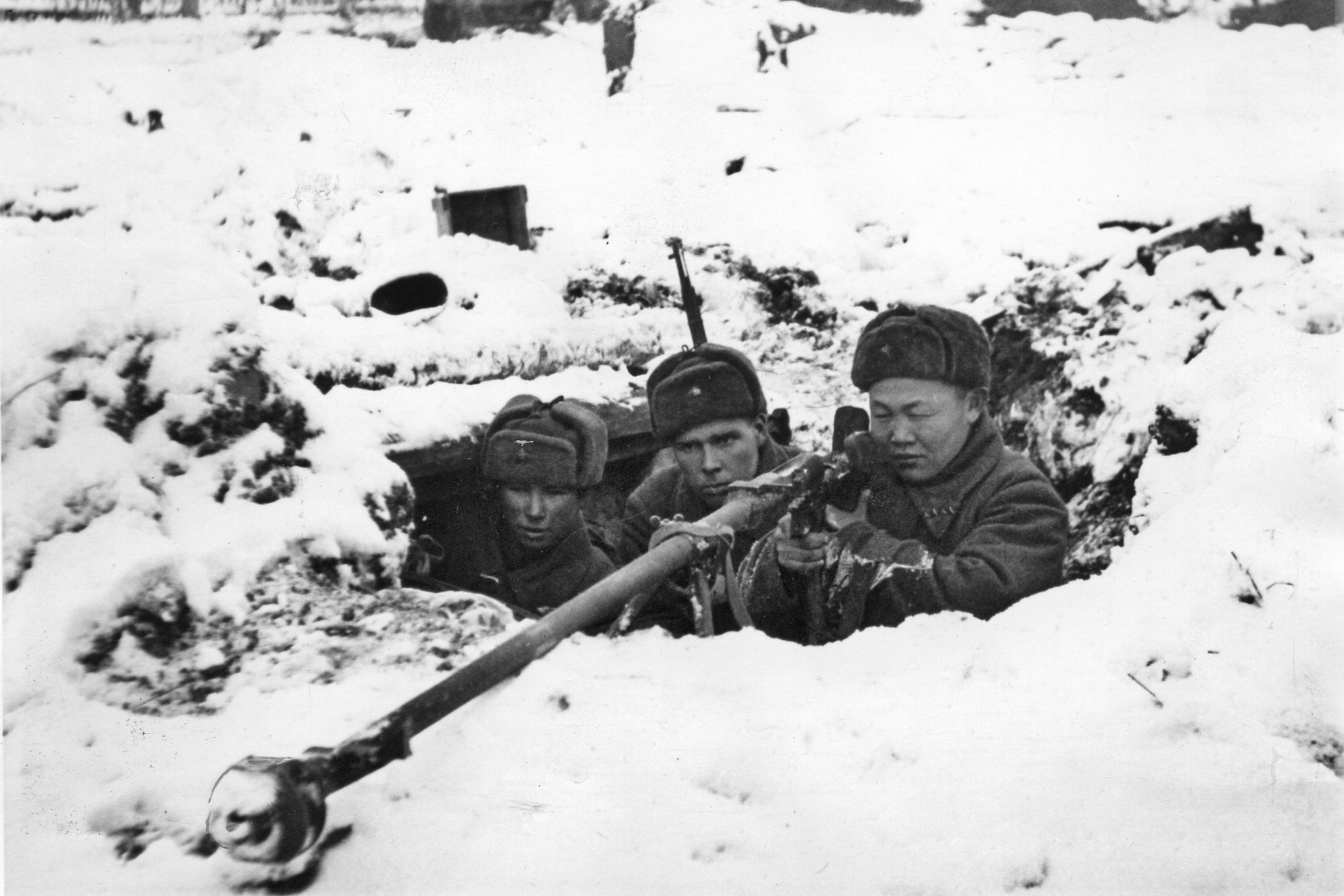 <p>Sovětští vojáci s protitankovou puškou PTRD-41 během bitvy o Moskvu, 1941. <em>(foto: Wikimedia Commons, CC0)</em></p>