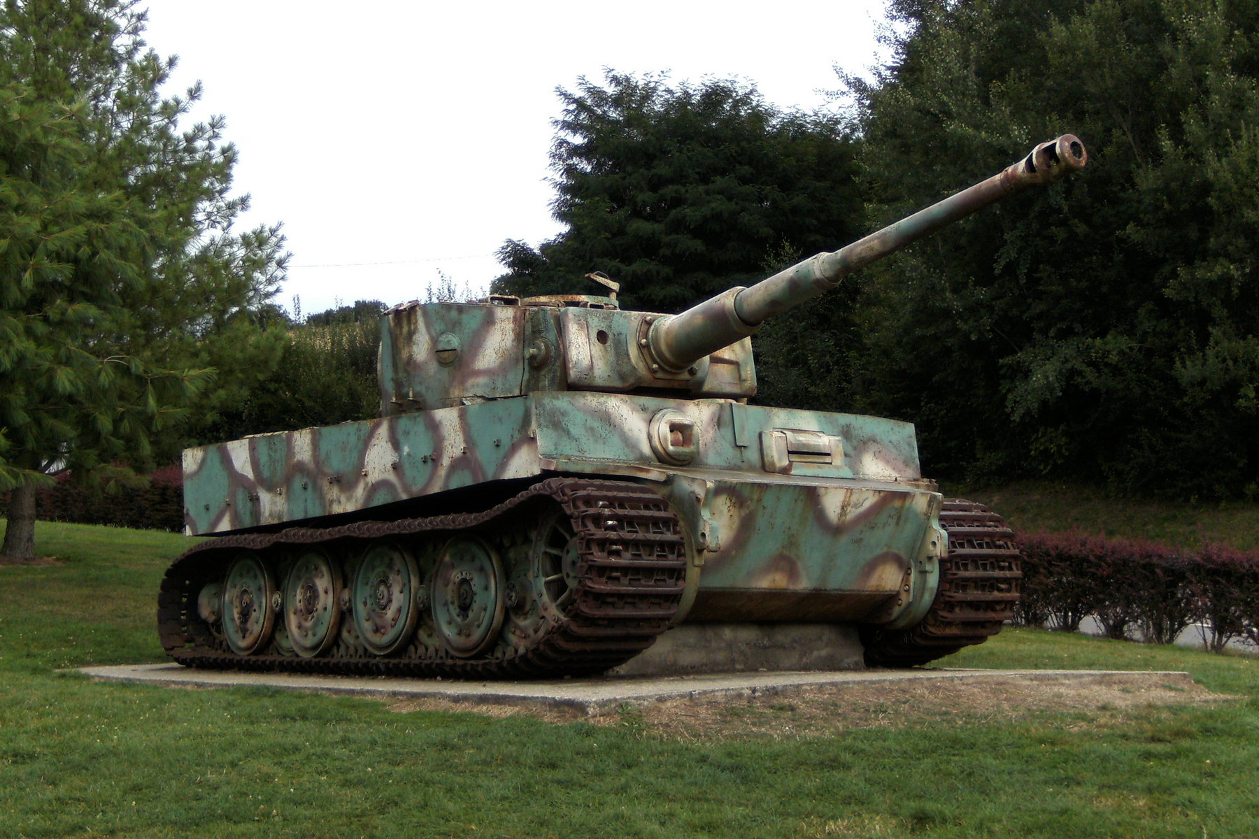 <p>Tento <strong>PzKpfw VI Tiger</strong> je dnes součástí památníku ve francouzském Vimoutiers.<em> (foto: Wikimedia Commons, Jmh2o, CC BY-SA 3.0)</em></p>