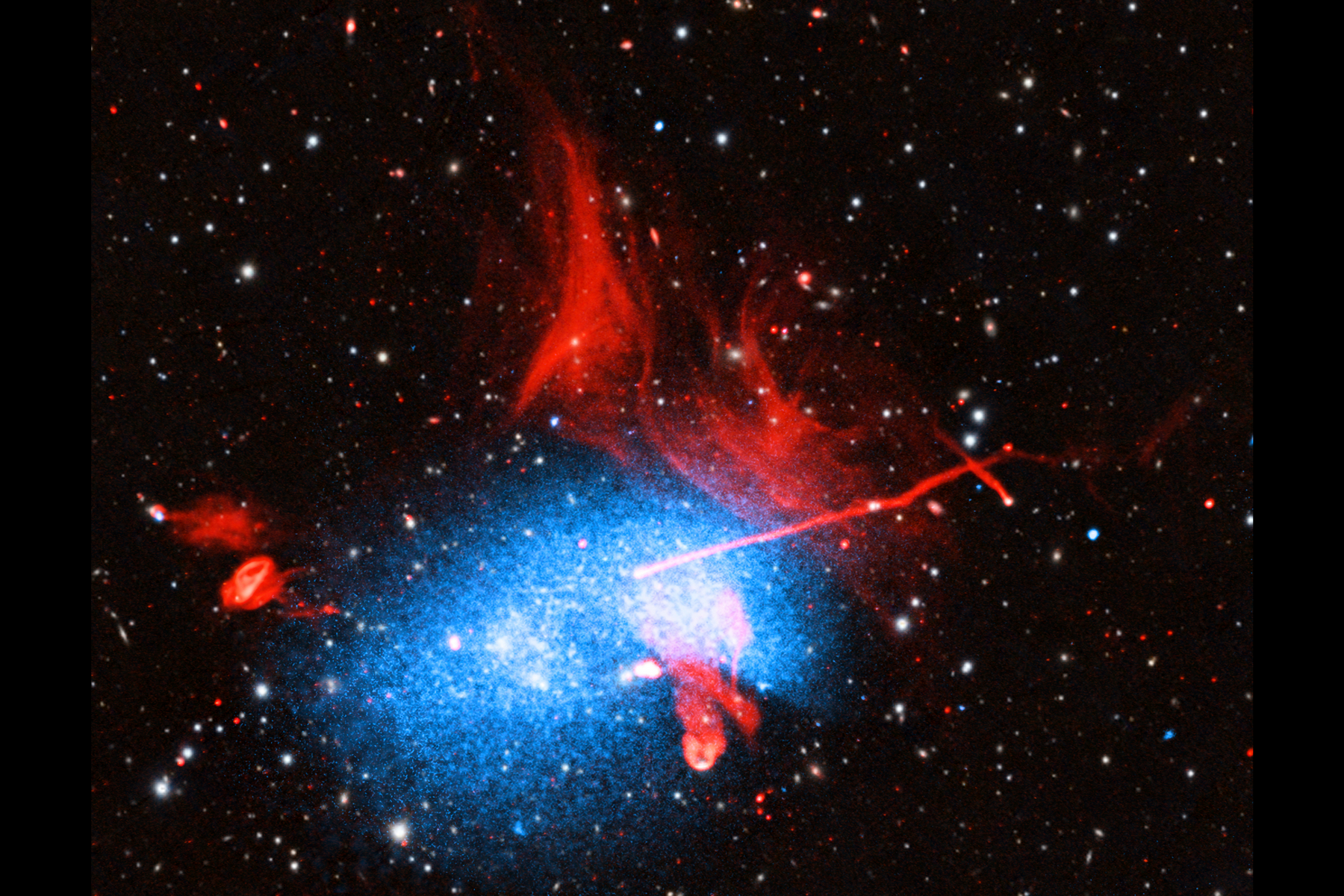 <p>Kombinovaný snímek kupy galaxií Abell 2256.<em> (foto: NASA/CXC/Univ. of Bolonga/K. Rajpurohit, CC BY-SA 4.0)</em></p>