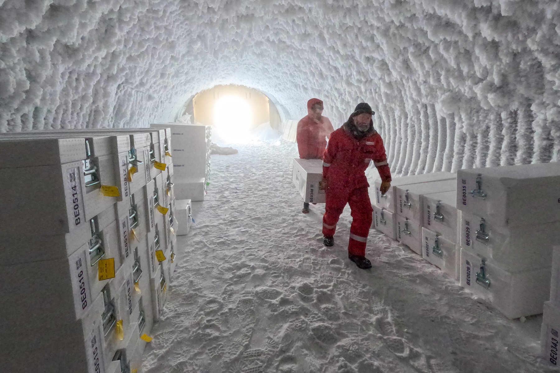 <p>Sklad vzorků ledu výpravy v oblasti Little Dome C. <em>(foto: PNRA/IPEV, CC0)</em></p>
