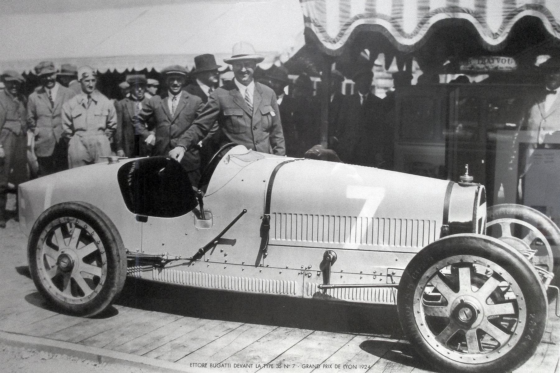 <p>Ettore Bugatti s modelem Bugatti Type 35 n°7 během Velké ceny Lyonu v roce 1924.<em> (foto: Wikimedia Commons, Arnaud 25, CC BY-SA 4.0)</em></p>