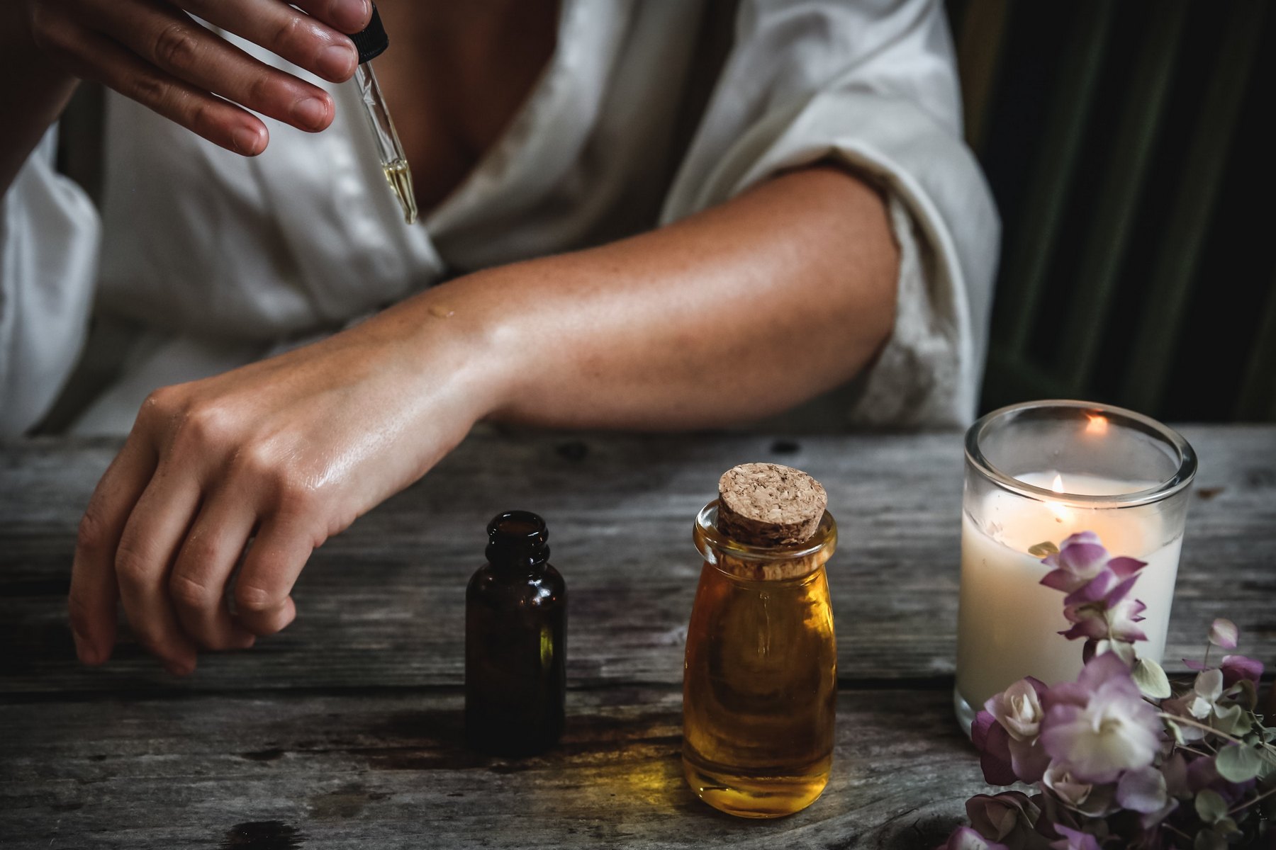 <p>Cena za litr nejkvalitnějšího ručně vyráběného arganového oleje se může vyšplhat až k šesti tisícům korun. <em>(foto: Unsplash, Chelsea shapouri, CC0)</em></p>