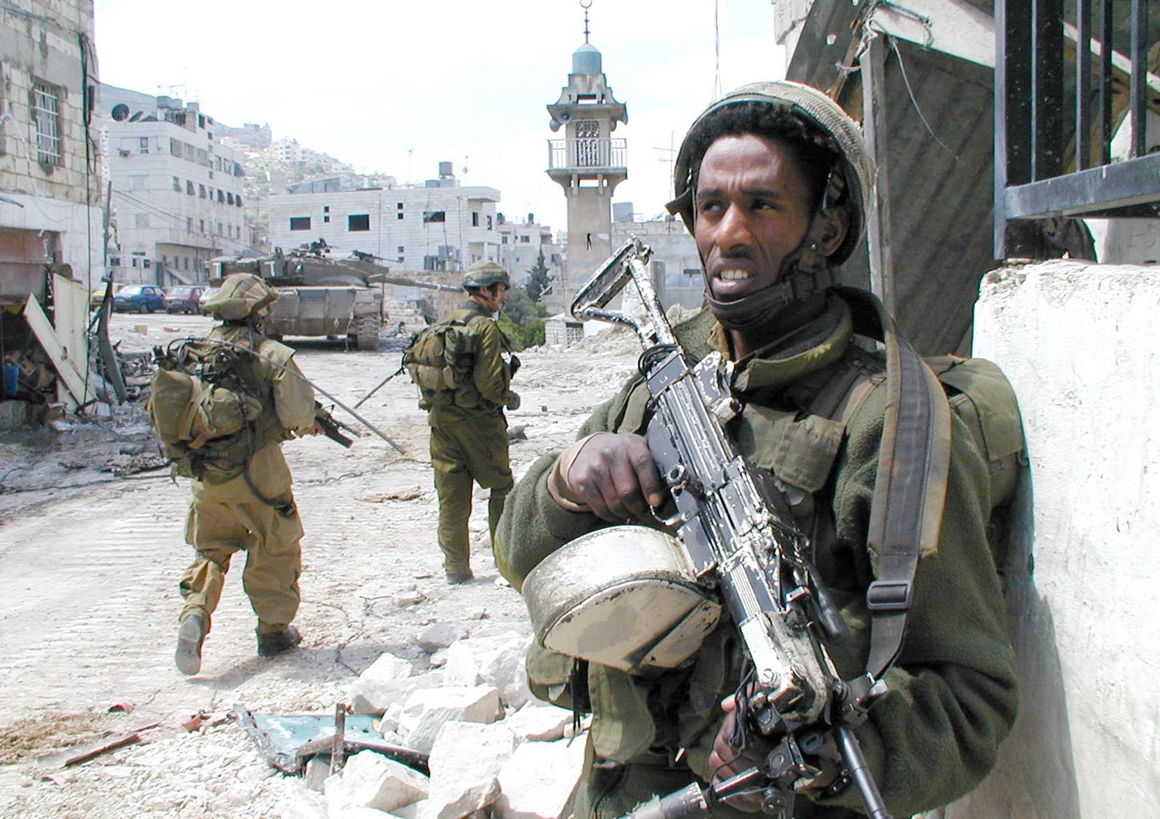 <p>Izraelský pěšák s kulometem IWI Negev NG-5 během operace Obranný štít.<em> (foto: Wikimedia Commons, Israel Defense Forces, CC BY-SA 2.0)</em></p>