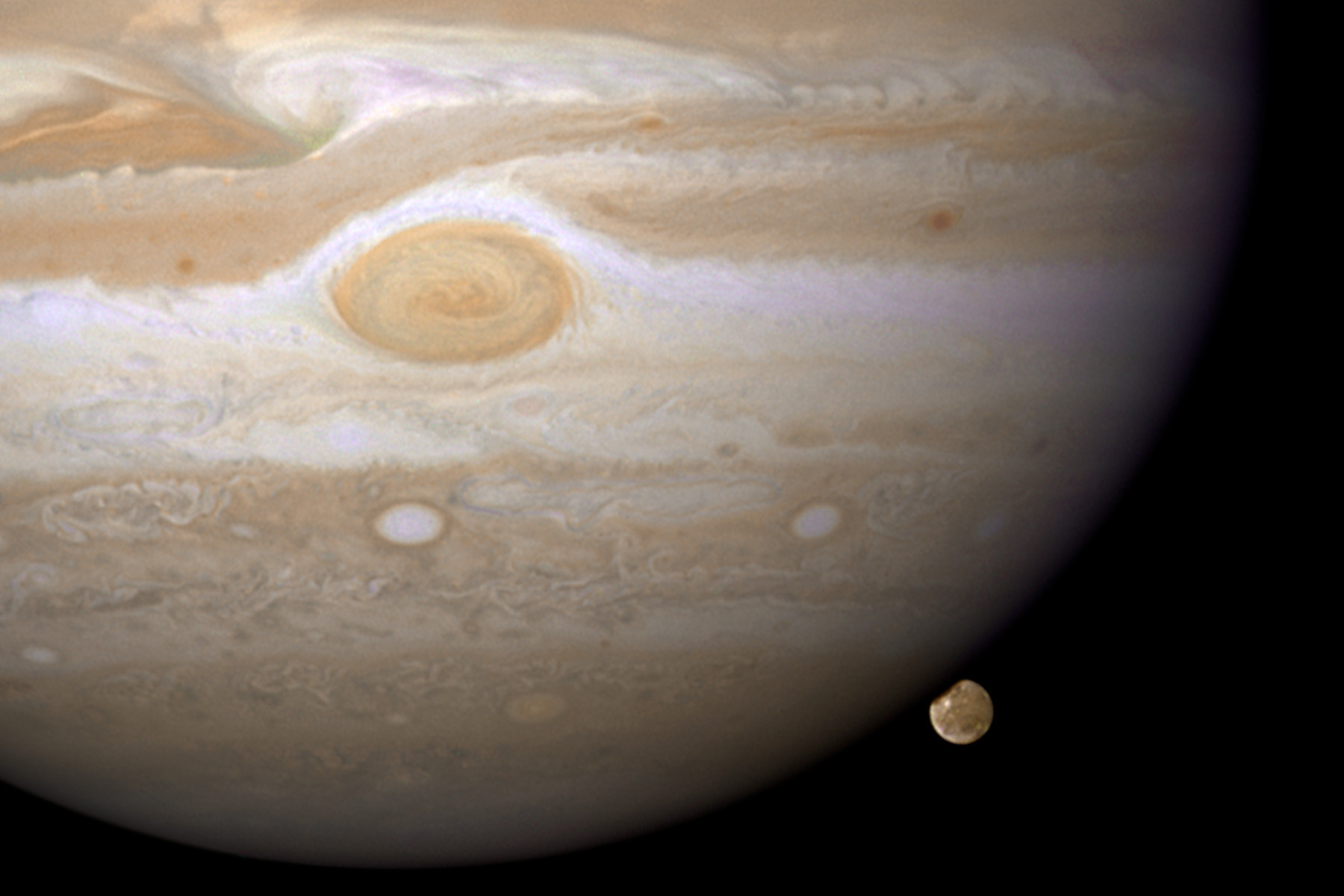 <p>Jupiter se svým největším měsícem Ganymedem na snímku Hubbleova teleskopu. <em>(foto: NASA, ESA, E. Karkoschka (University of Arizona), CC BY-SA 4.0)</em></p>