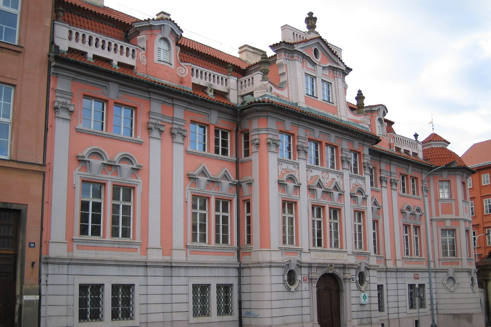 <p><strong>Mladotovský palác</strong> známý jako „Faustův dům“ stojí na místě, kde se údajně dříve nacházelo pohanské obětiště. <em>(foto: Wikimedia Commons, Manka, CC BY-SA 3.0)</em></p>