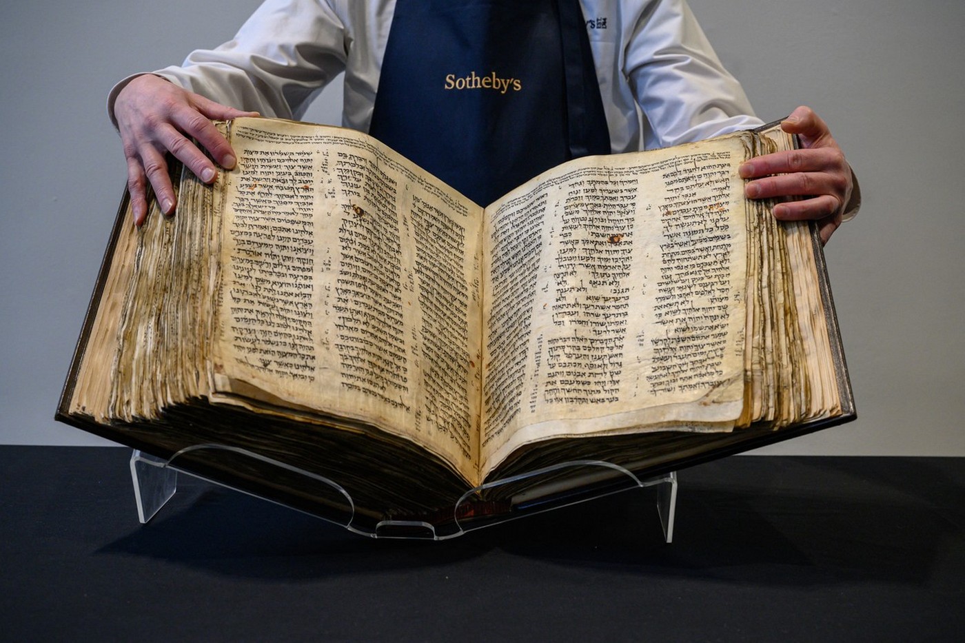 <p>Americká aukční síň Sotheby’s dává do aukce nejstarší téměř kompletní rukopis hebrejské bible, zvaný Codex Sassoon. <em>(foto: Profimedia/ČTK)</em></p>