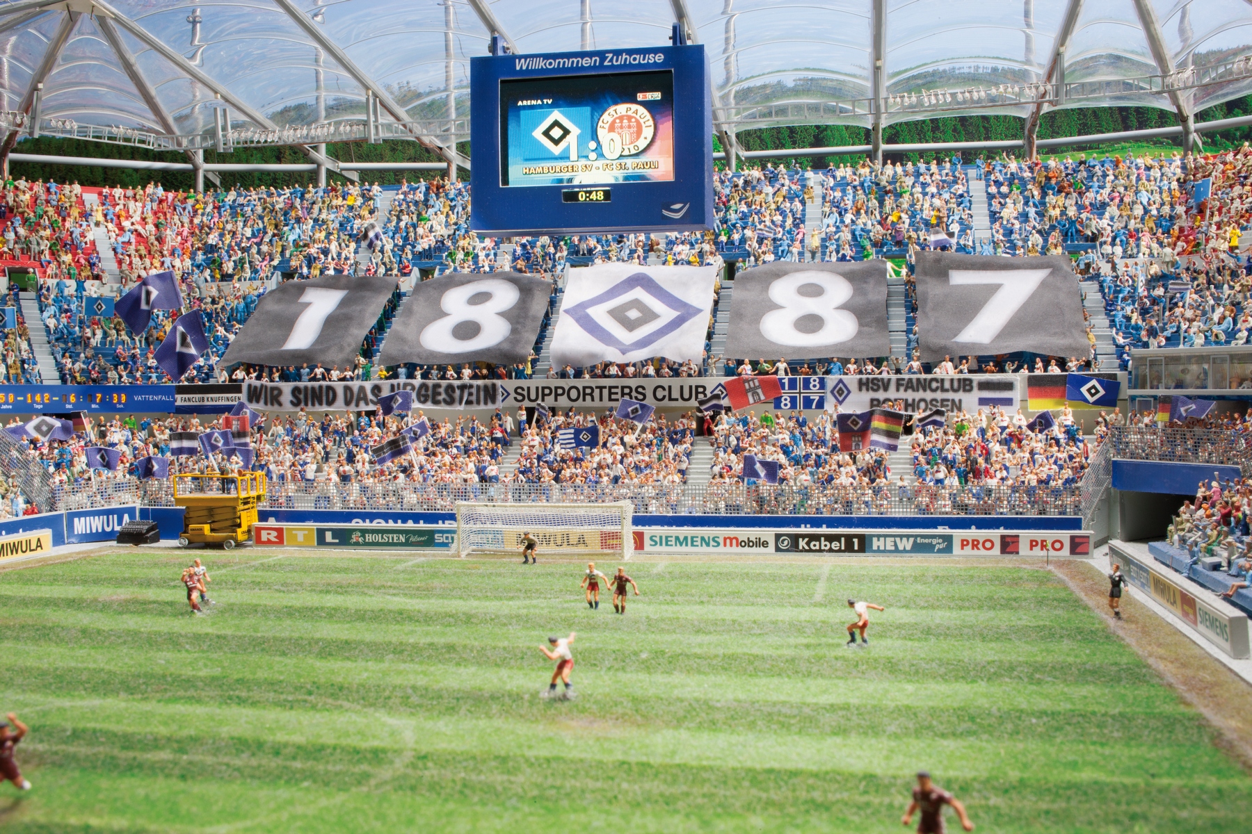 <h3>Kdo neskáče… </h3><p><strong>HSH Nordbank Arena v Hamburku, Německo</strong></p><p>Někdejší Volksparkstadion vyrostl v Hamburku už roku 1925 a stal se domovem fotbalového týmu Hamburger SV. V letech 1974 a 2006 se na jeho trávníku konaly zápasy mistrovství světa a zažil také finále ligy UEFA. Model v měřítku 1 : 150, s publikem zahrnujícím 12 500 postaviček, vznikal přes dva tisíce hodin.</p>