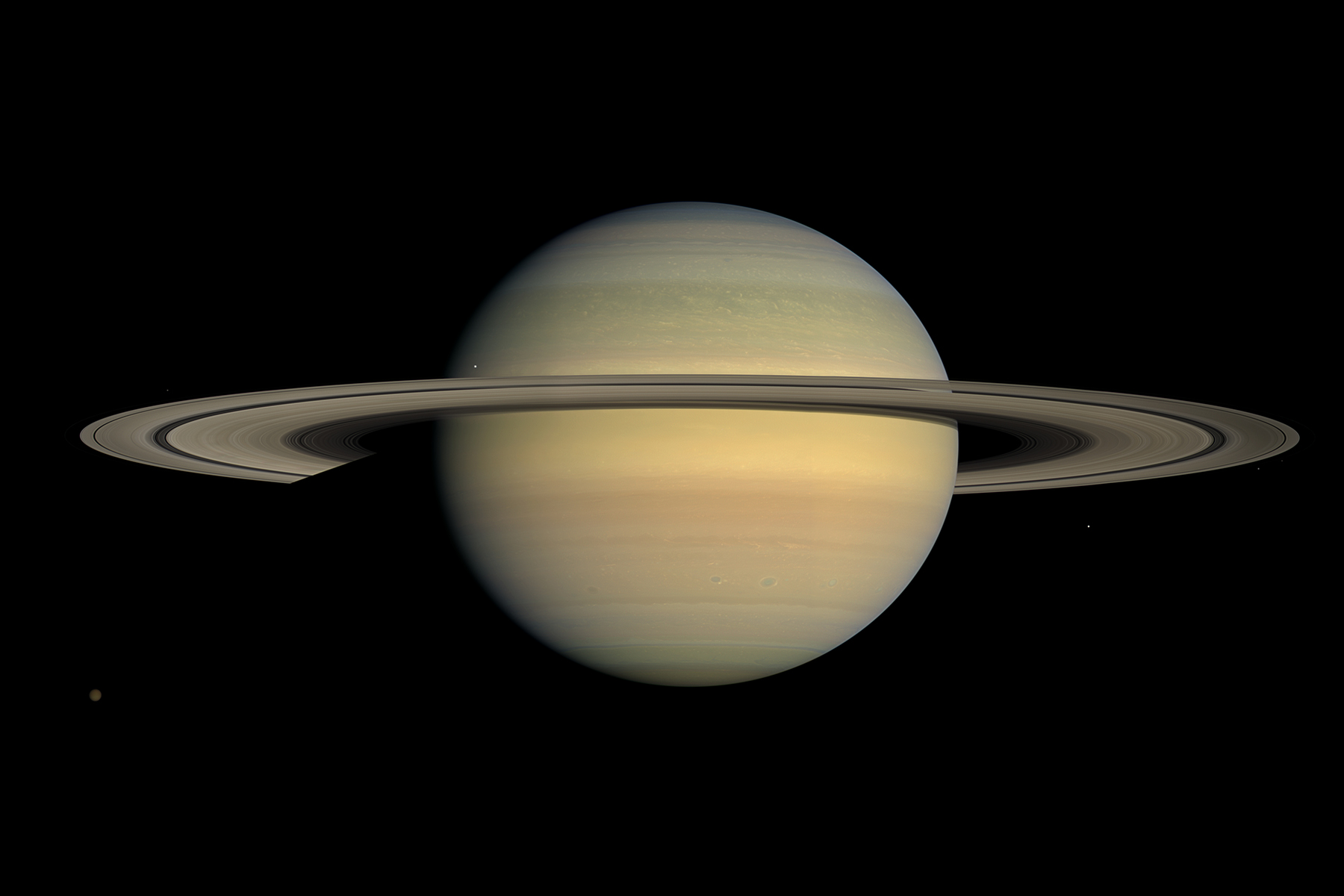 <h3>Saturn: Jako gramofonová deska</h3><p>Za nejkrásnější planetu obdařenou prstenci obvykle považujeme <strong>Saturn</strong>. Jeho „obruče“ se rozpínají do vzdálenosti asi 483 000 km a až na výjimky dosahují tloušťky maximálně několika stovek metrů. Vzhledem k postupnému objevování se hlavní prstence označují v pořadí od centra „na přeskáčku“ písmeny D, C, B, A, F, G a E a oddělují je mezery. Například prstenec F přitom z obou stran „hlídají“ tzv. pastýřské měsíce <strong>Prometheus</strong> a <strong>Pandora</strong>. Prstence sestávají z těles různých rozměrů, od prachových zrnek až po objekty velké desítky metrů, a jedná se zřejmě o kousky hornin obohacené částicemi vodního ledu. <strong>Saturnovu nápadnou ozdobu poprvé pozoroval Galileo Galilei v roce 1610 a do roku 1977 zůstával plynný obr jediným známý tělesem se soustavou prstenců</strong>. <em>(zdroj: NASA/JPL/Space Science Institute, CC BY 4.0)</em></p>