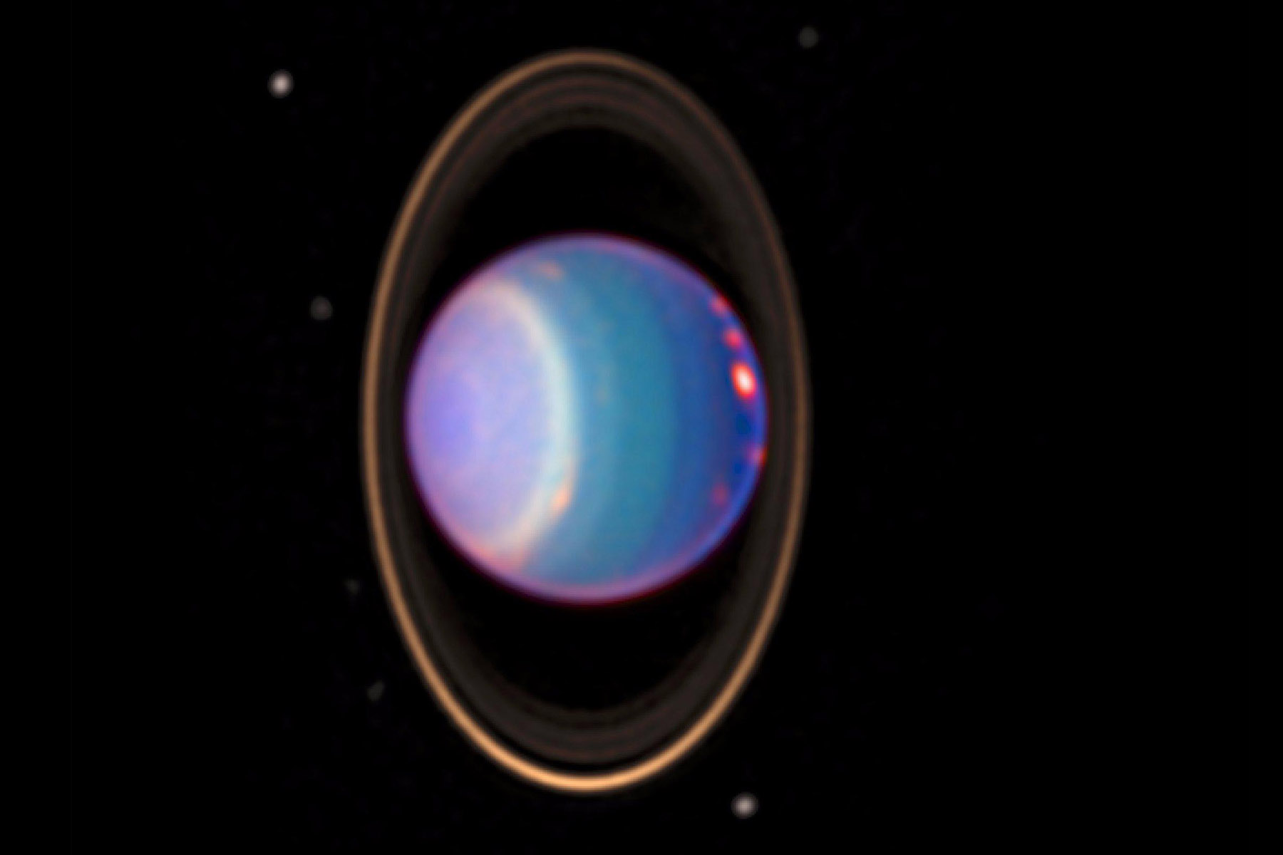 <h3>Uran: Hvězdný objev</h3><p>První prstence <strong>Uranu</strong> objevili astronomové 10. března 1977 na základě pozorování zákrytu hvězdy planetou. Opakující se poklesy jasnosti stálice vysvětlila právě přítomnost prstenců, zeslabujících její svit. <strong>V současnosti známe u ledového obra 13 prstenců: Jsou mimořádně tmavé a obsahují především vodní led obalený prachem</strong>. Jejich poloměry začínají na 38 000 km, končí ve vzdálenosti 98 000 km a většina z nich dosahuje šířky pouhých několika kilometrů – výjimku tvoří prstenec epsilon široký až 100 km. <em>(zdroj: NASA/JPL/STScI, CC BY 4.0)</em></p>