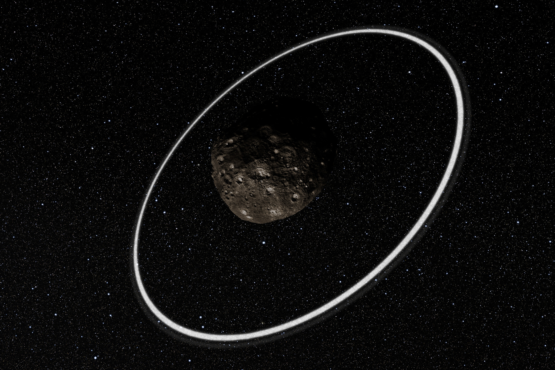 <h3>Chariklo: Nejmenší s ozdobou</h3><p>Kamenná planetka <strong>Chariklo</strong> o průměru 250–300 km krouží v prostoru mezi dráhami Saturnu a Uranu, přičemž Slunce oběhne jednou za 63 let. <strong>Jde o největší známý objekt mezi planetkami třídy kentaurů a zároveň o nejmenší těleso naší soustavy obklopené prstencem</strong>: Obepínají ho hned dva, o šířce 6–7 km, respektive 2–4 km, a dělí je mezera široká 9 km. Nacházejí se zhruba 400 km od středu planetky a povedlo se je objevit na základě pozorování zákrytu hvězdy planetkou 3. června 2013. <em>(zdroj: ESO/L. Calçada, CC BY-SA 4.0)</em></p>